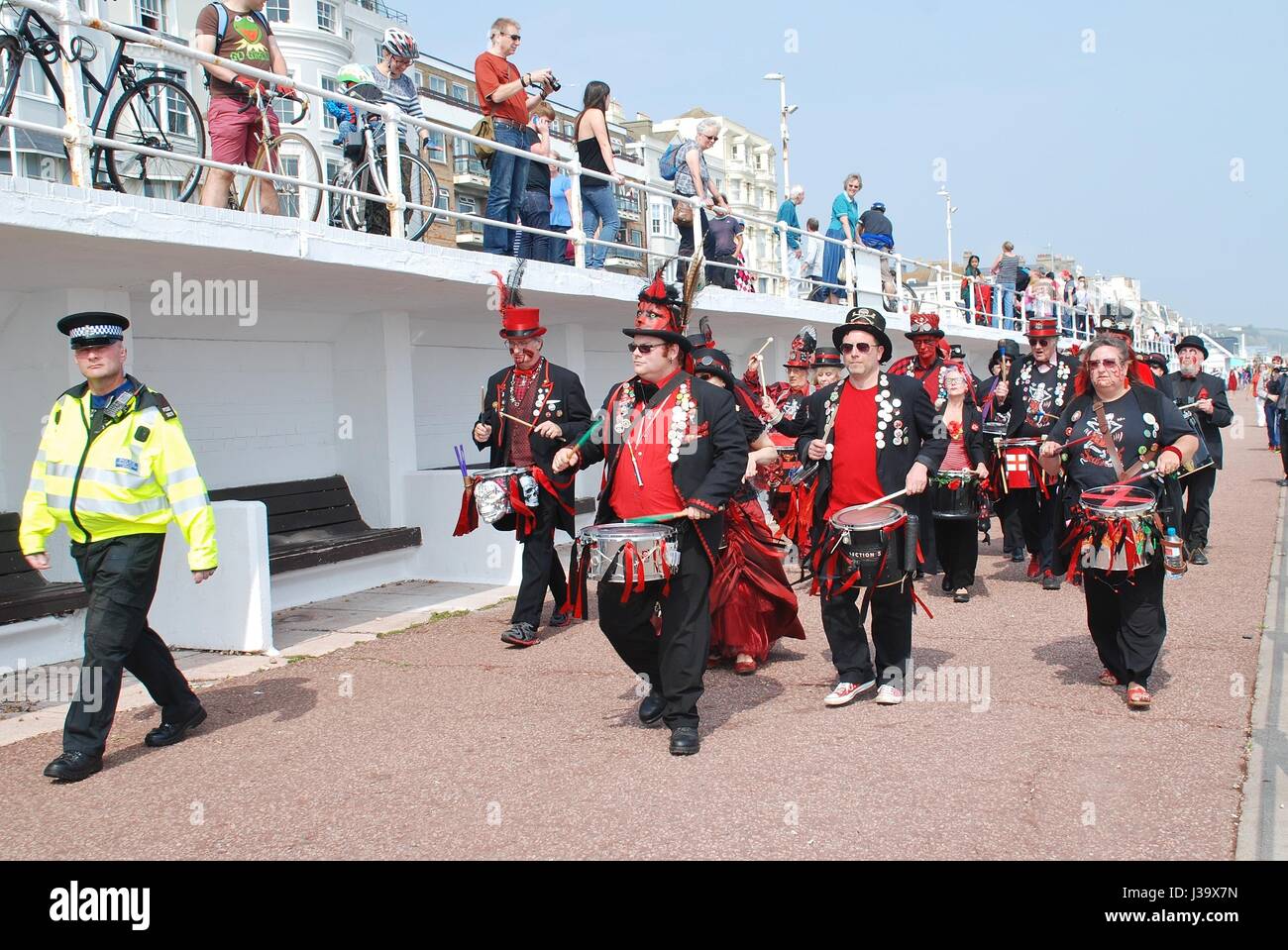 Abschnitt 5 Trommler parade entlang der Strandpromenade während des jährlichen Festivals der St.Leonards bei St.Leonards-on-Sea, England am 12. Juli 2014. Stockfoto