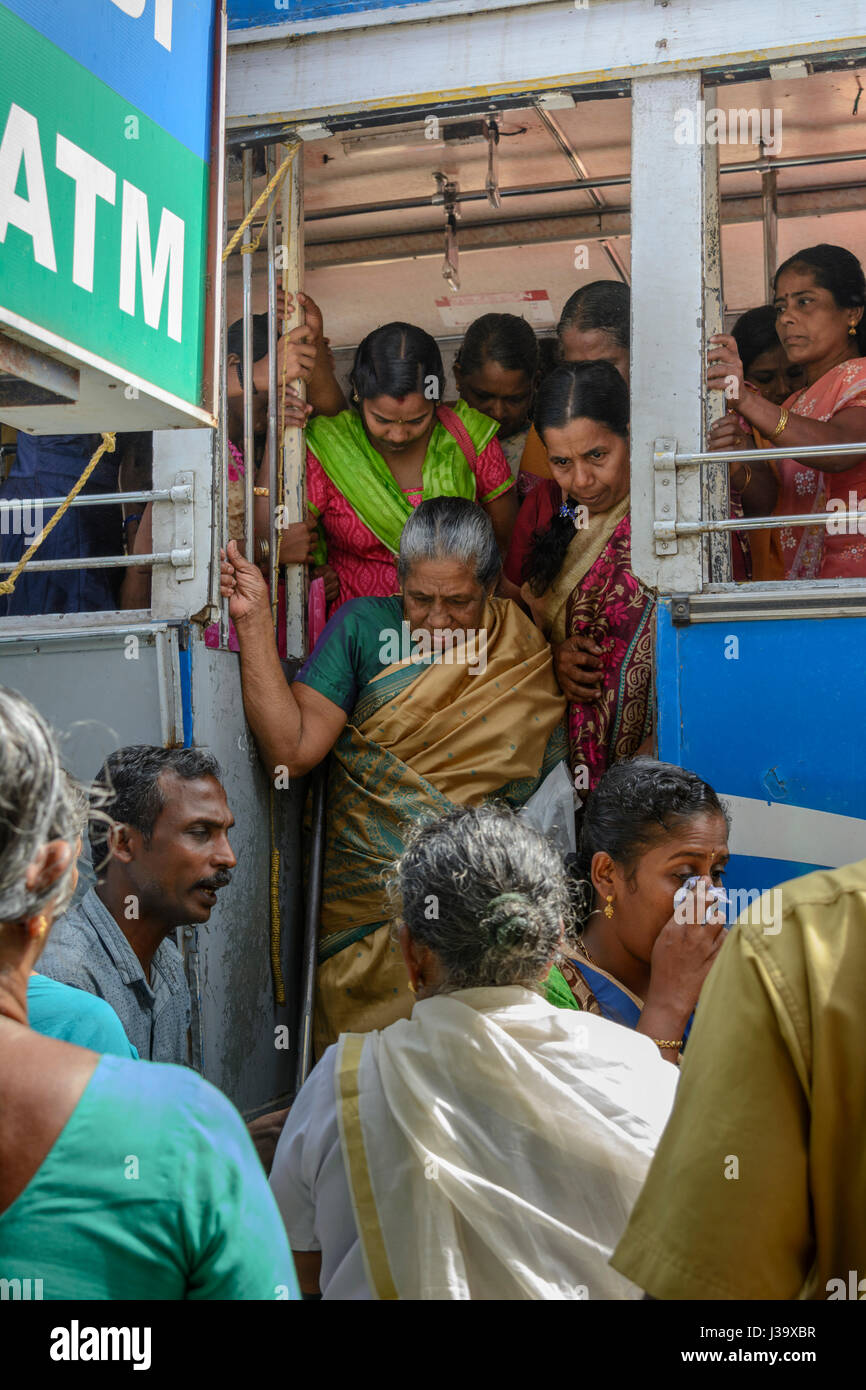 Keralas Menschen auf einem überfüllten Bus in Alappuzha (Alleppey ...