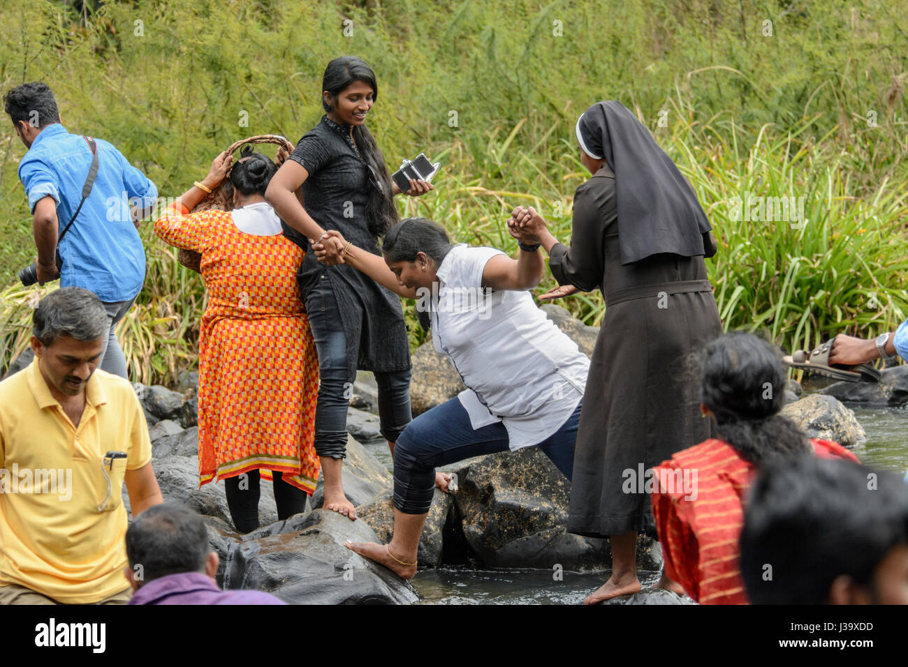 Eine Nonne verbindet lokale Leute spielen im Fluss am Tag der Republik am Kuruva Dweep (Kuruva Island), Bezirk Wayanad, Kerala, Südindien, Südasien Stockfoto