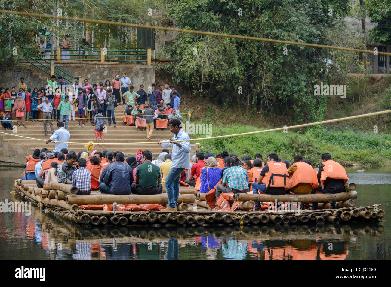 Einheimische feiern Tag der Republik in Indien mit dem Floß nach Kuruva Dweep (Kuruva Island), Bezirk Wayanad, Kerala, Südindien, Südasien Stockfoto