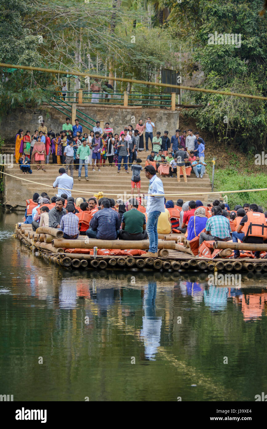 Einheimische feiern Tag der Republik in Indien mit dem Floß nach Kuruva Dweep (Kuruva Island), Bezirk Wayanad, Kerala, Südindien, Südasien Stockfoto