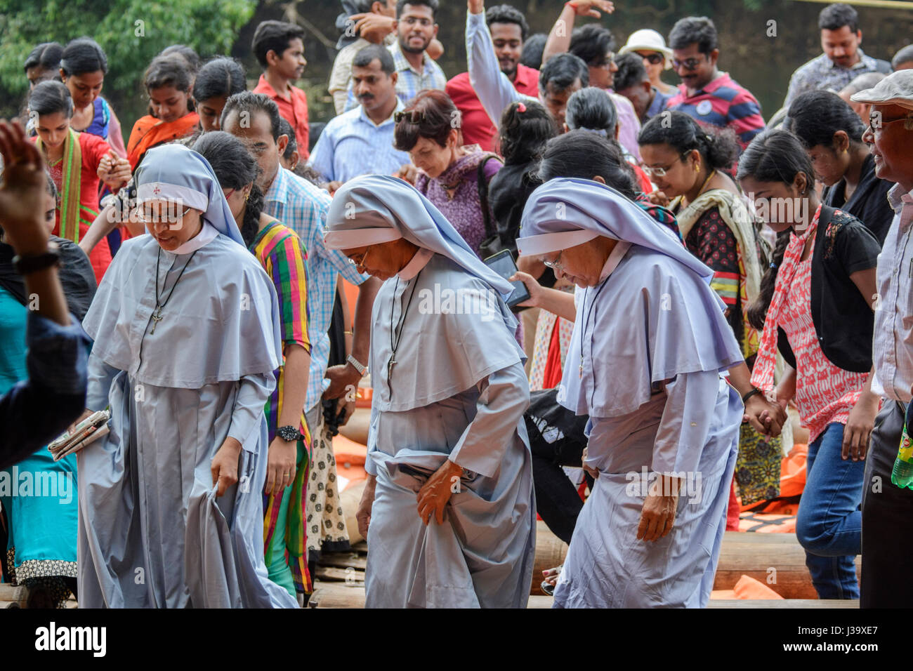 Drei Nonnen kommen Einheimische feiern Tag der Republik in Indien bei Kuruva Dweep (Kuruva Island), Bezirk Wayanad, Kerala, Südindien, Südasien Stockfoto
