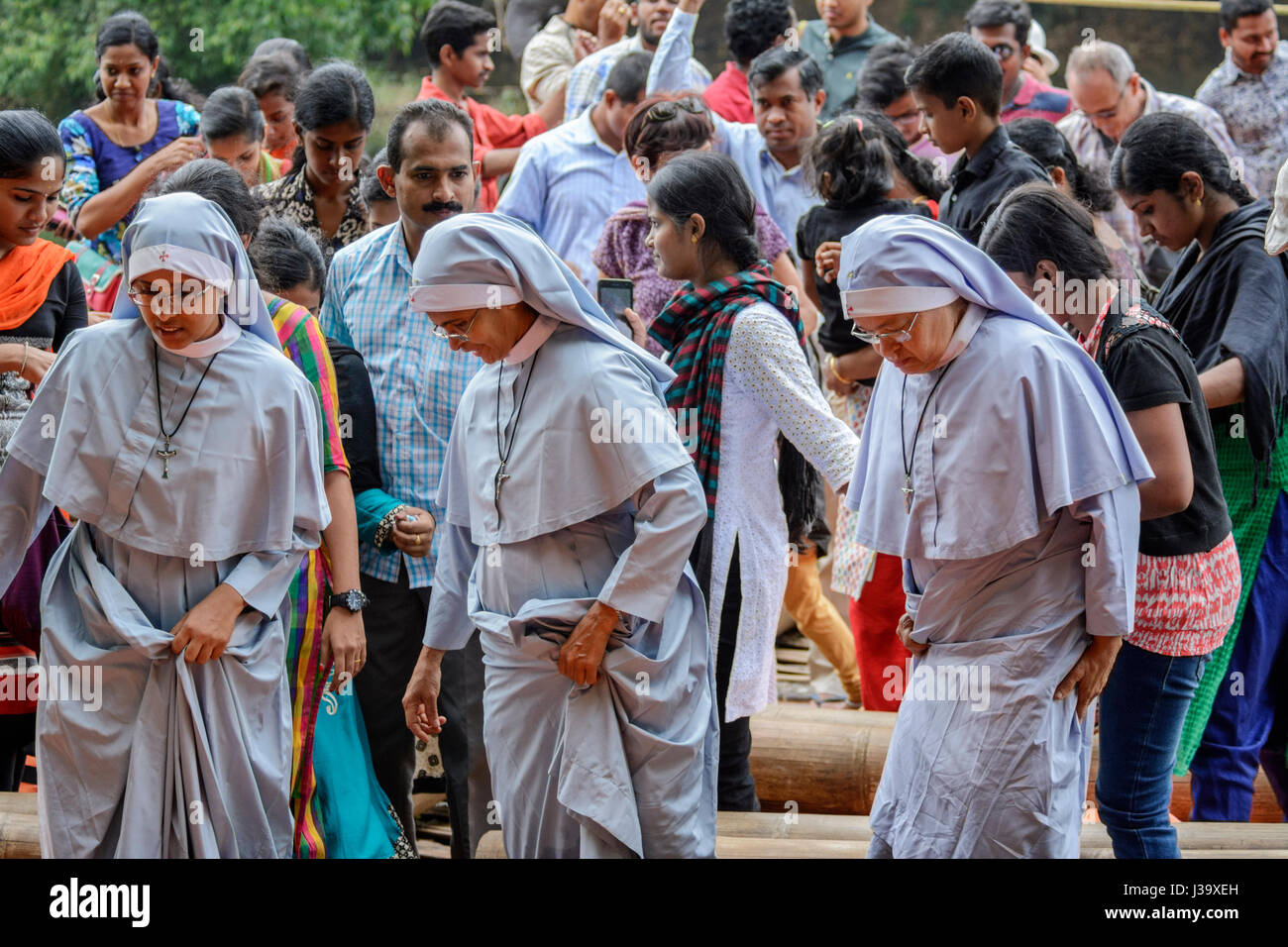 Drei Nonnen kommen Einheimische feiern Tag der Republik in Indien bei Kuruva Dweep (Kuruva Island), Bezirk Wayanad, Kerala, Südindien, Südasien Stockfoto