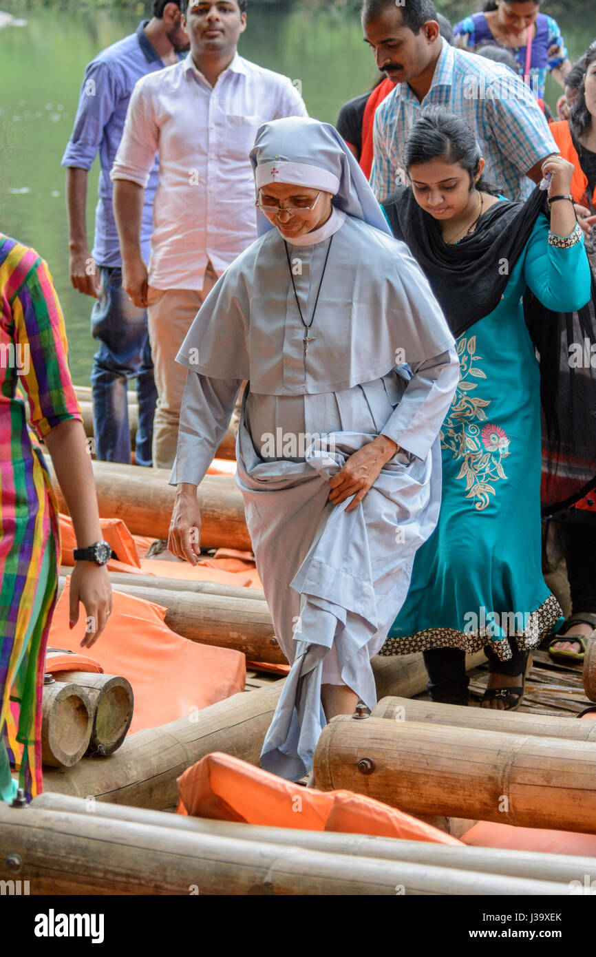 Eine Nonne verbindet einheimische feiern Tag der Republik in Indien bei Kuruva Dweep (Kuruva Island), Bezirk Wayanad, Kerala, Südindien, Südasien Stockfoto