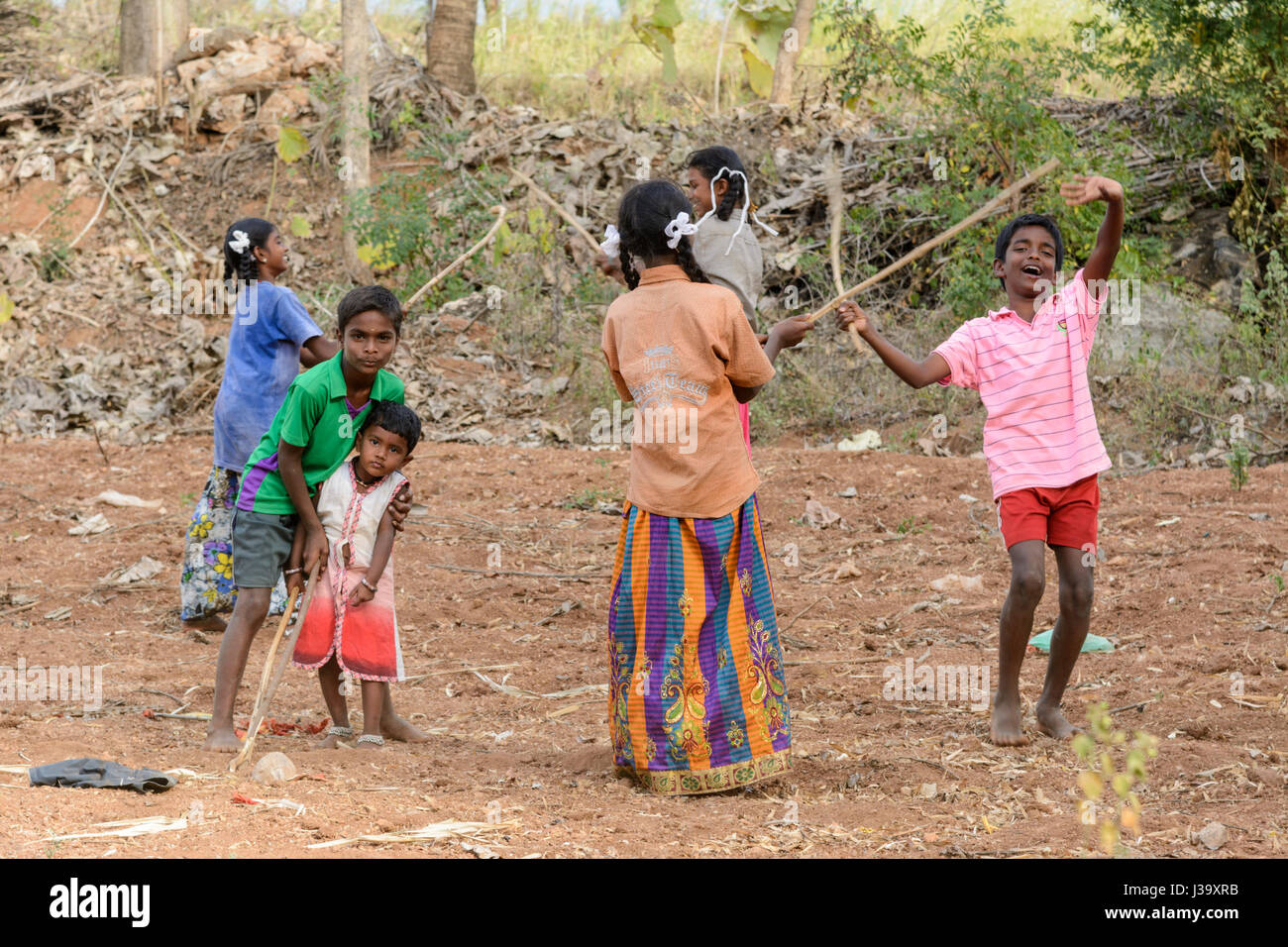 Tamilische Kinder Spielen Mit Stocken In Einem Landlichen Dorf In Tamil Nadu Sudindien Sudasien Stockfotografie Alamy