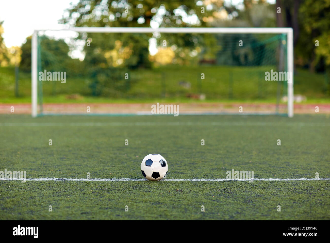 Soccer Ball und Tor auf Fußballplatz Stockfoto