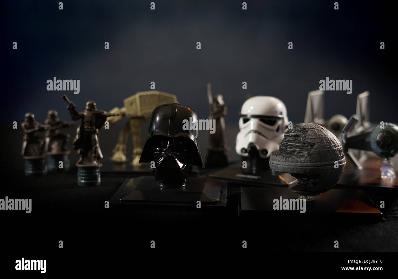 ADELAIDE, SOUTH AUSTRALIA - 28. April 2017: Star Wars-Schlachtfeld-Szene mit Kultfiguren und Schiffe. Stockfoto