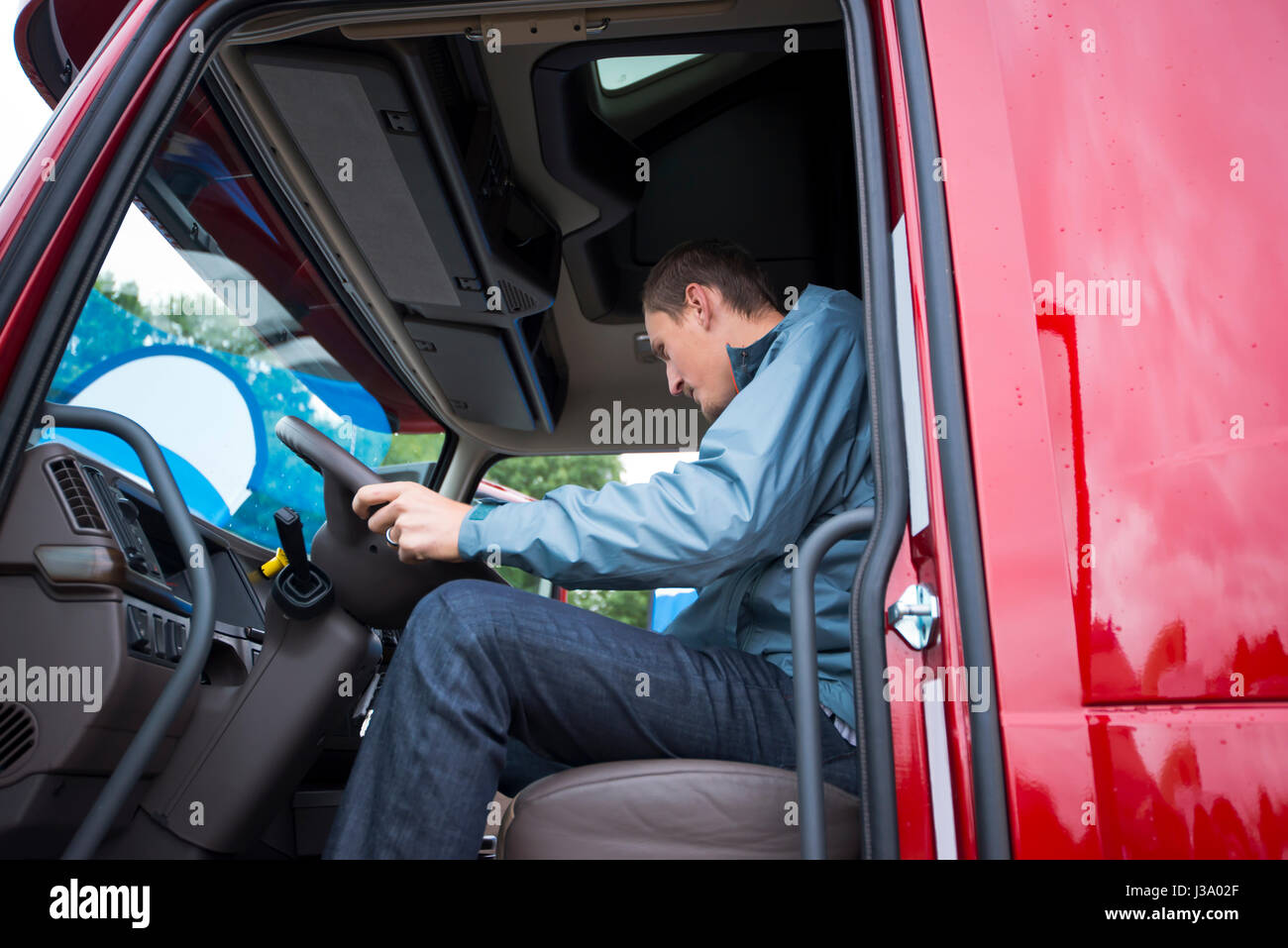 LKW-Fahrer am Lenkrad der Moderne komfortable Kabine der ...