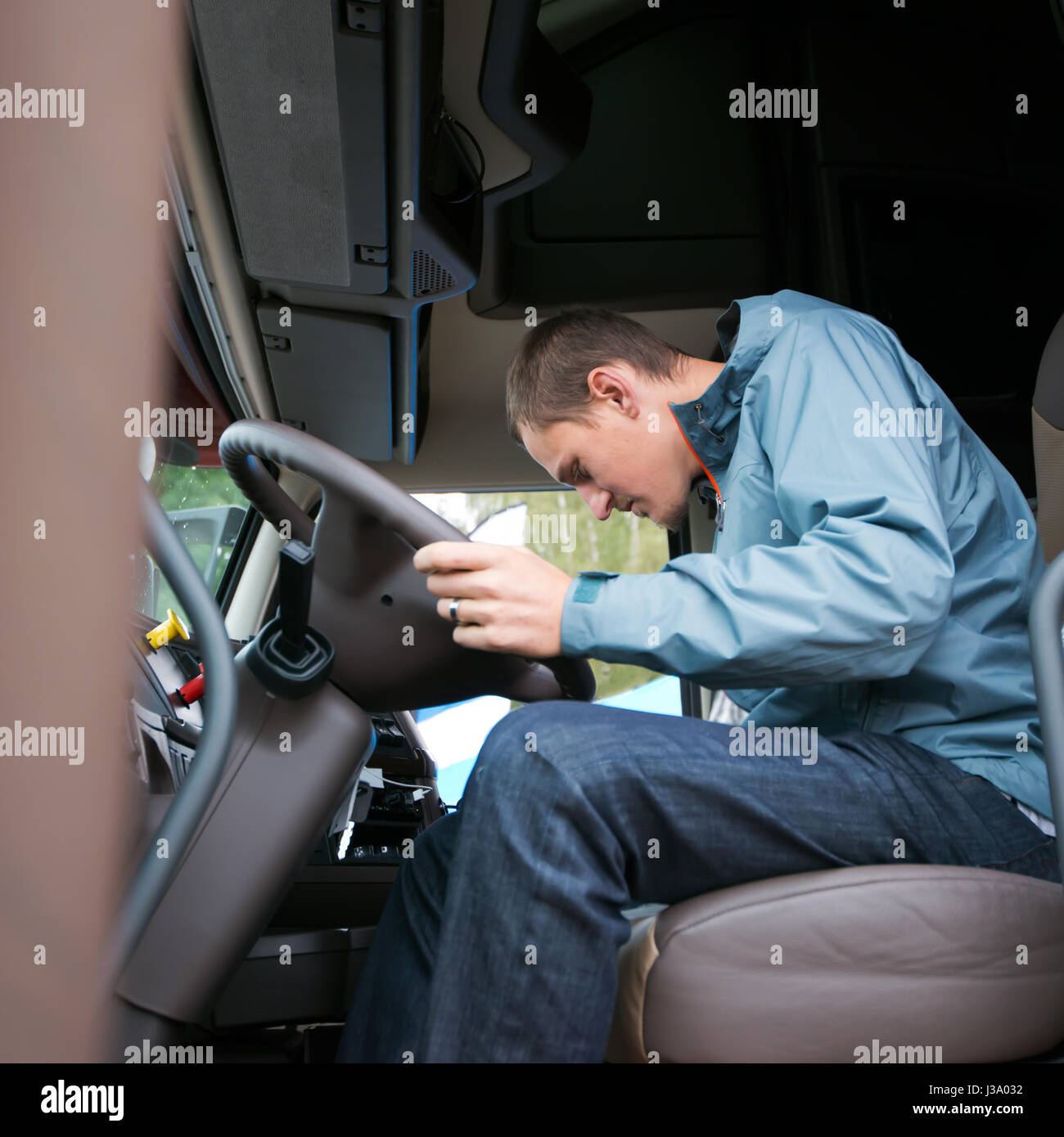 Scharfe Teenie Besorgt Es Dem LKW-Fahrer Scharfe Teenie Besorgt Es Dem LKW-Fahrer