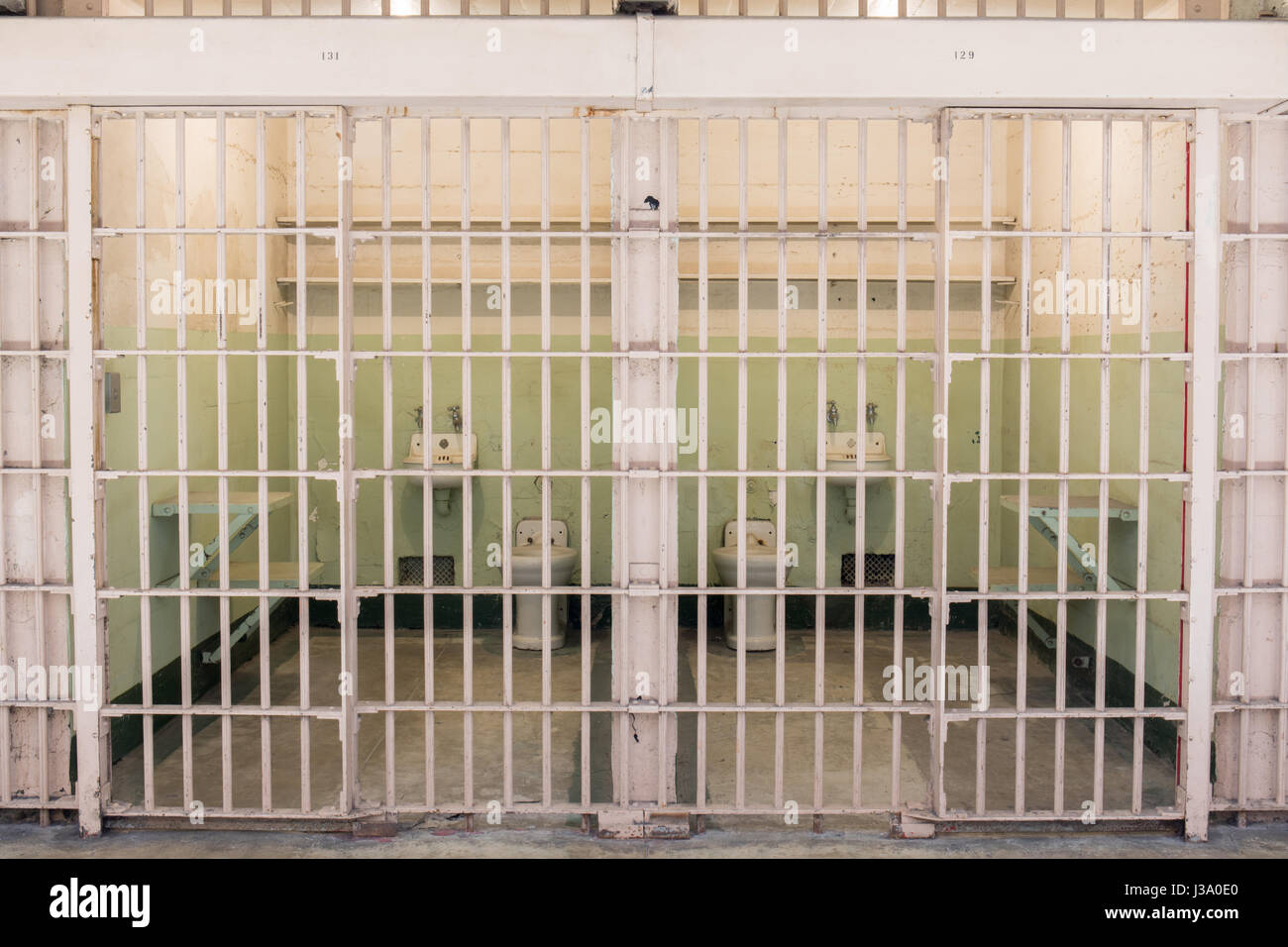 San Francisco, California, Vereinigte Staaten von Amerika - 30. April 2017: benachbarte Zellen des Gefängnis Alcatraz. Stockfoto