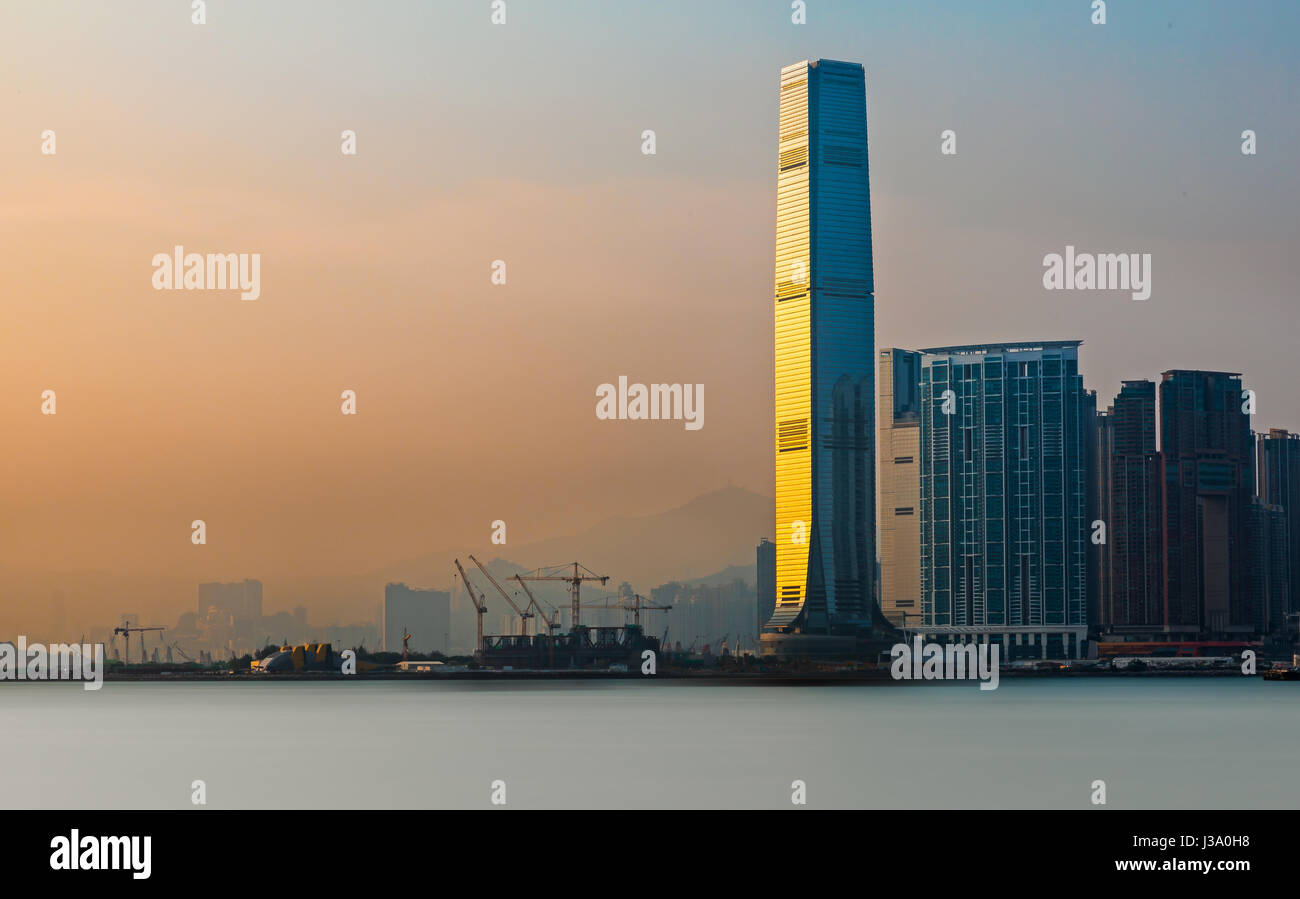 International Commerce Centre, Hong Kong bei Sonnenuntergang. Stockfoto