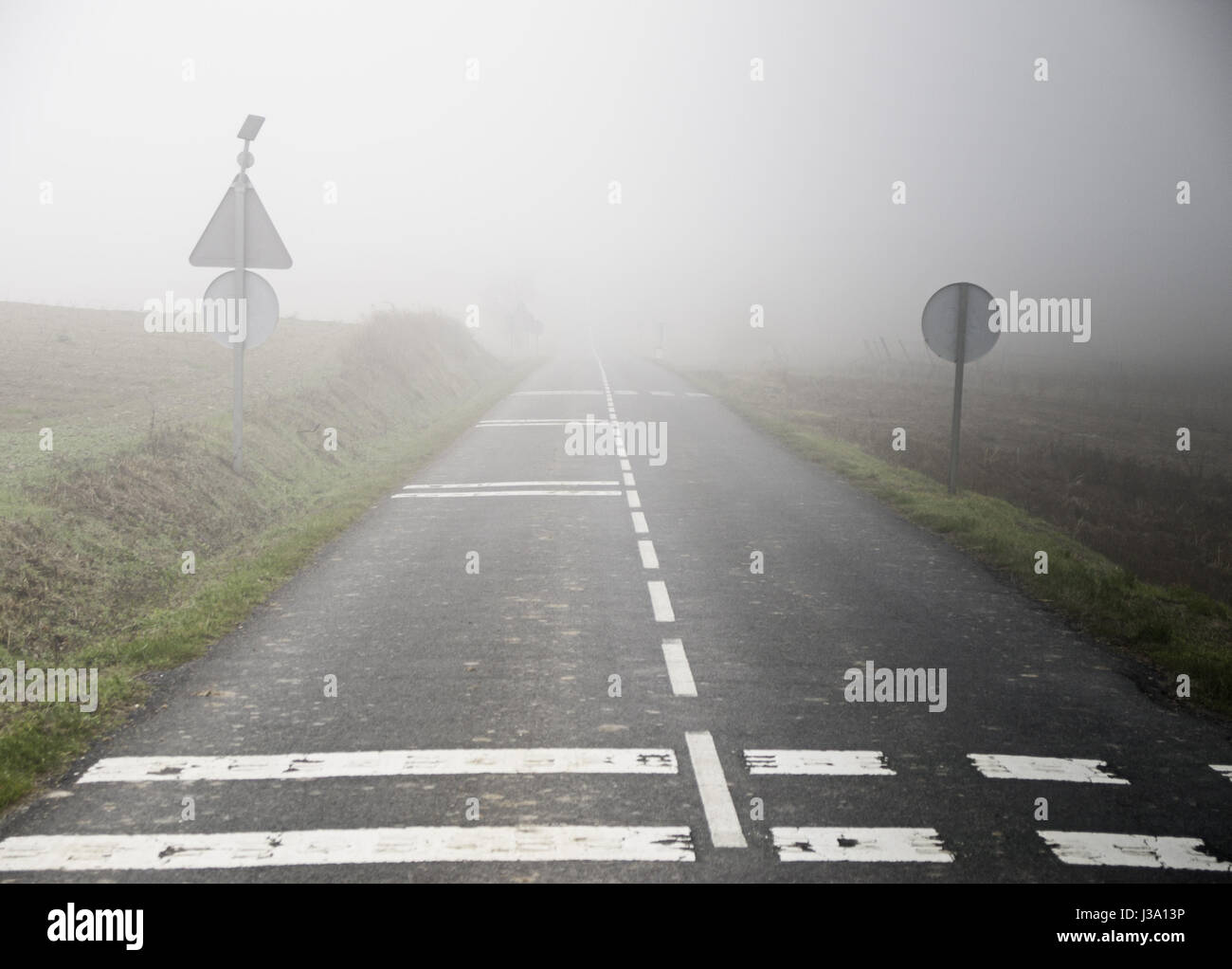 Nebel, Straße, Detail einer Straße ohne Sichtbarkeit, atmosphärisches Phänomen Stockfoto