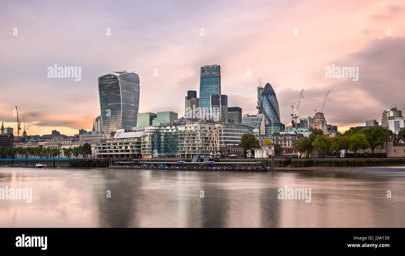 Skyline von London und Themse am Morgen, London, Vereinigtes Königreich Stockfoto