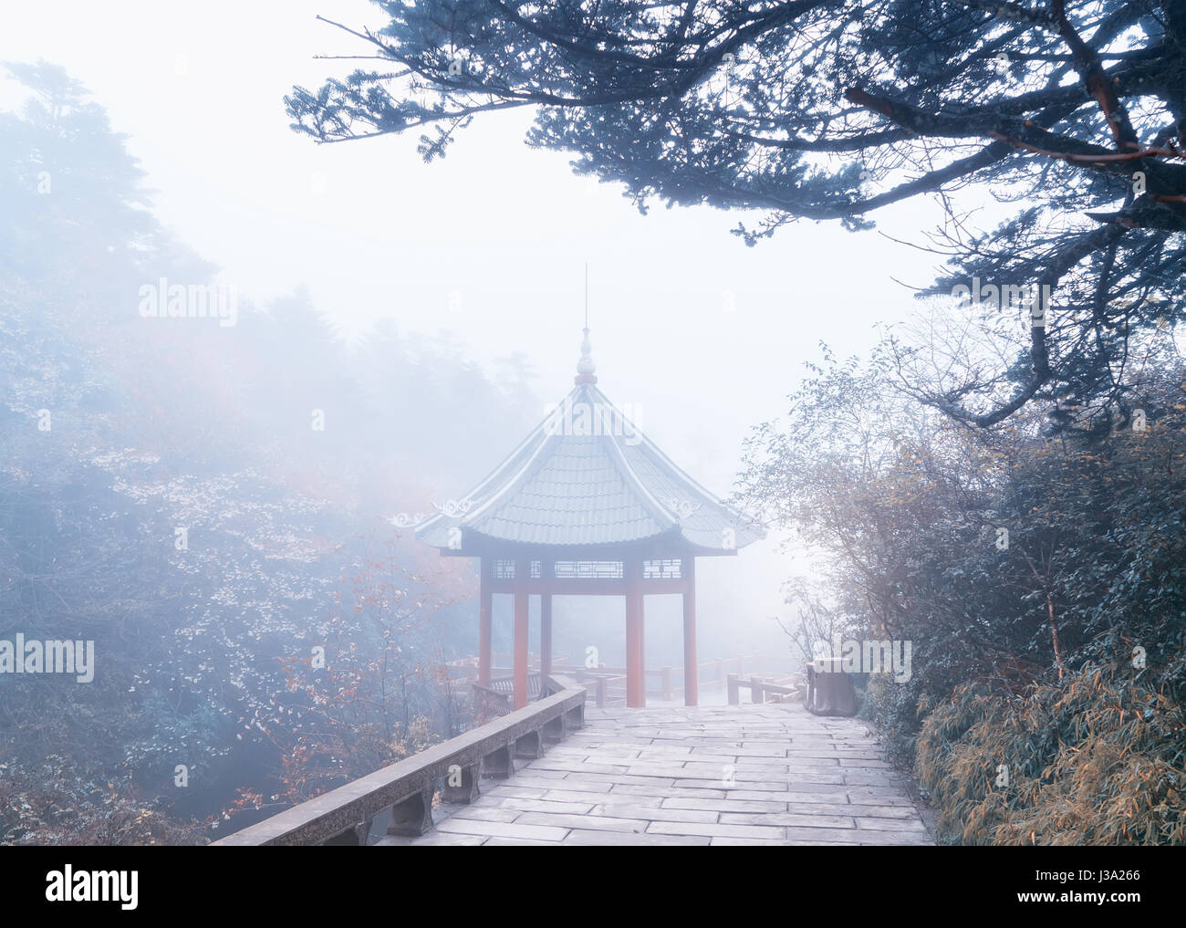 Traditionellen chinesischen Pavillon im Nebel Regen Emeishan, China Stockfoto