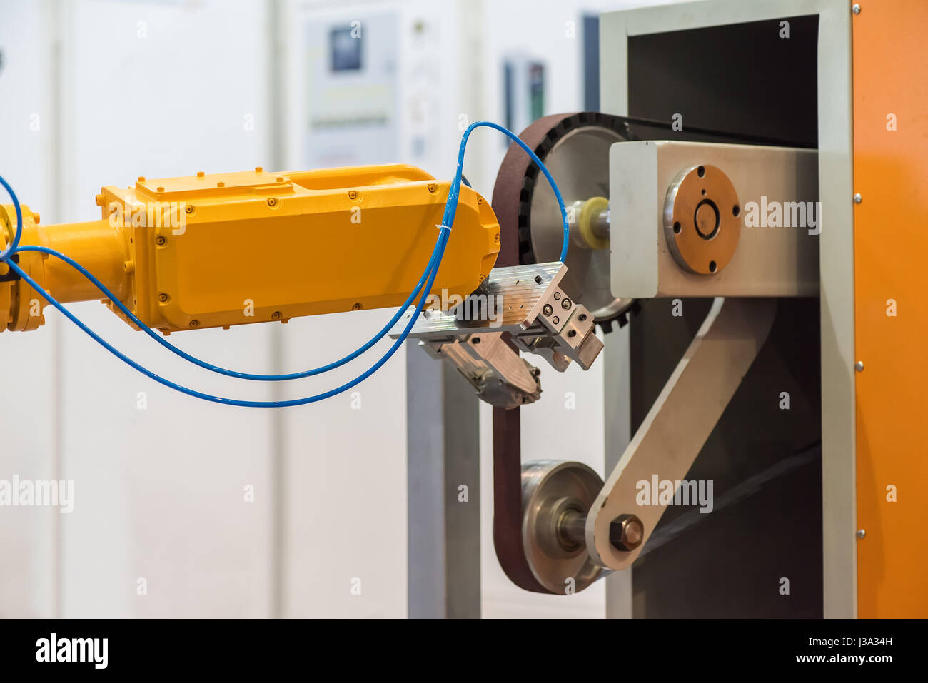 Automatische Schleifmaschine in industriellen Herstellung Fabrik Stockfoto