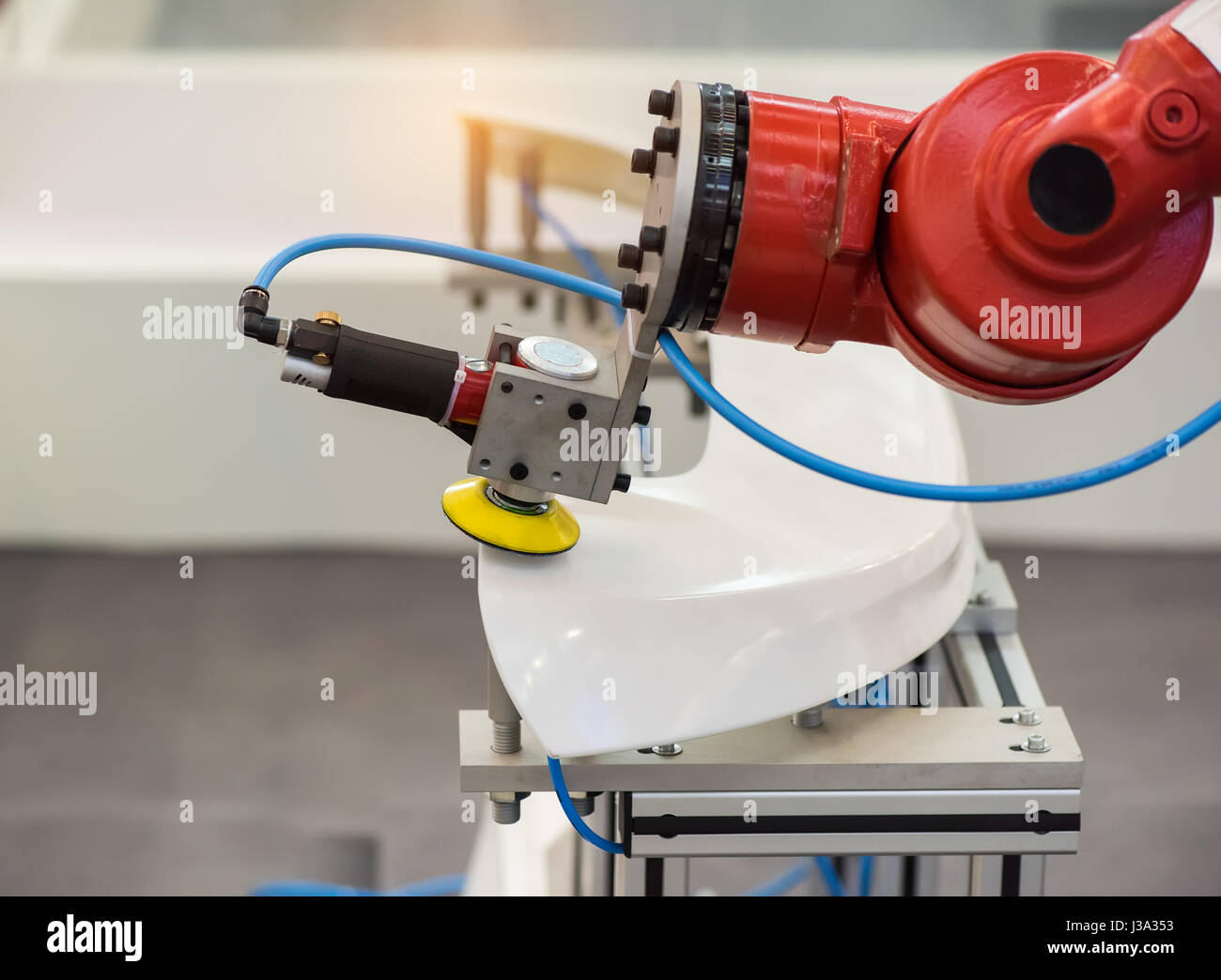Automatische Schleifmaschine in industriellen Herstellung Fabrik Stockfoto