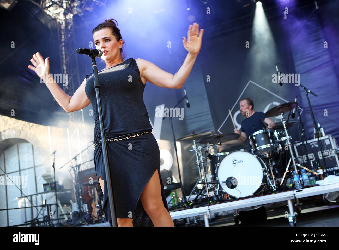 Giessen, Deutschland. 27. August 2017. Sterben Sie Happy, deutschen alternative Rock-Band aus Ulm, mit Frontfrau Marta Jandová, Konzert im Gießener Kultursommer 2016, Schiffenbergs, Giessen, Deutschland. Fotocredit: Christian Lademann Stockfoto