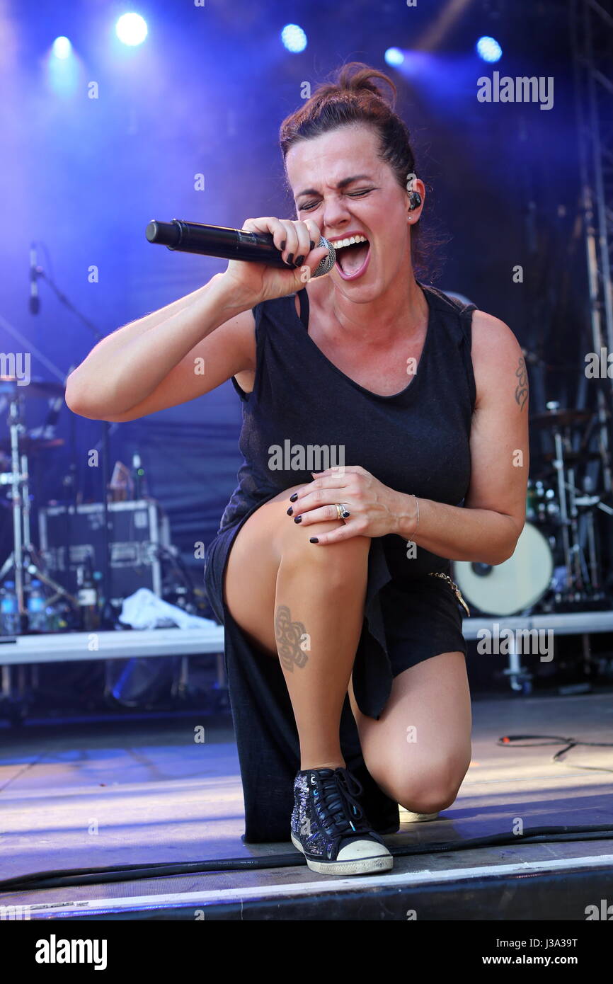 Giessen, Deutschland. 27. August 2017. Sterben Sie Happy, deutschen alternative Rock-Band aus Ulm, mit Frontfrau Marta Jandová, Konzert im Gießener Kultursommer 2016, Schiffenbergs, Giessen, Deutschland. Fotocredit: Christian Lademann Stockfoto