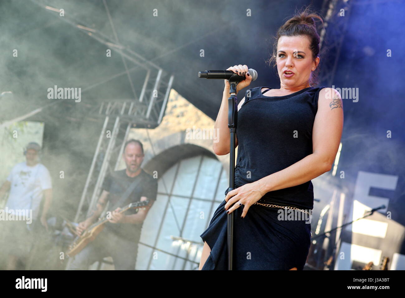 Giessen, Deutschland. 27. August 2017. Sterben Sie Happy, deutschen alternative Rock-Band aus Ulm, mit Frontfrau Marta Jandová, Konzert im Gießener Kultursommer 2016, Schiffenbergs, Giessen, Deutschland. Fotocredit: Christian Lademann Stockfoto