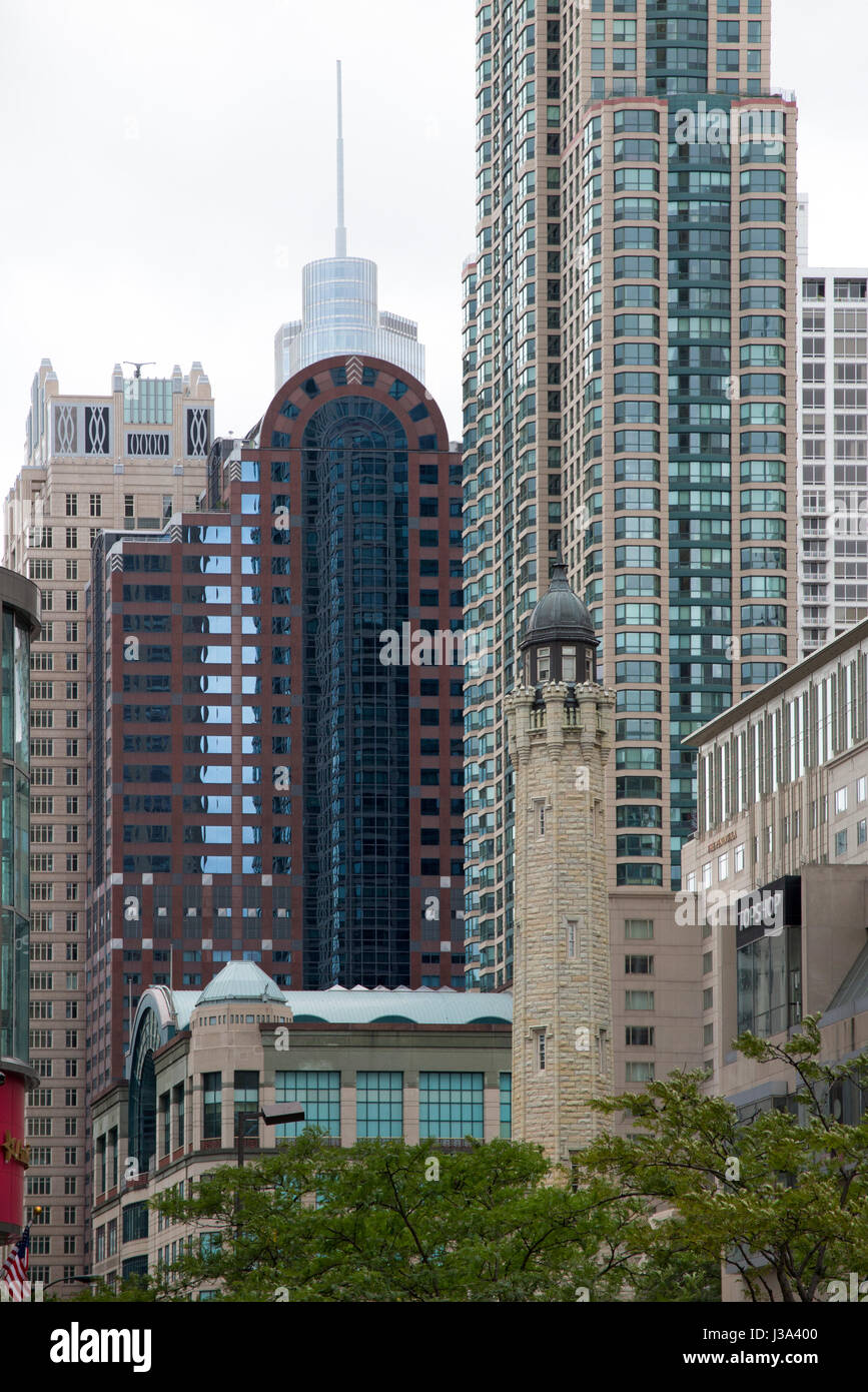 Malerische Aussicht von Gebäuden rund um den Wasserturm Michigan Avenue Chicago USA Stockfoto