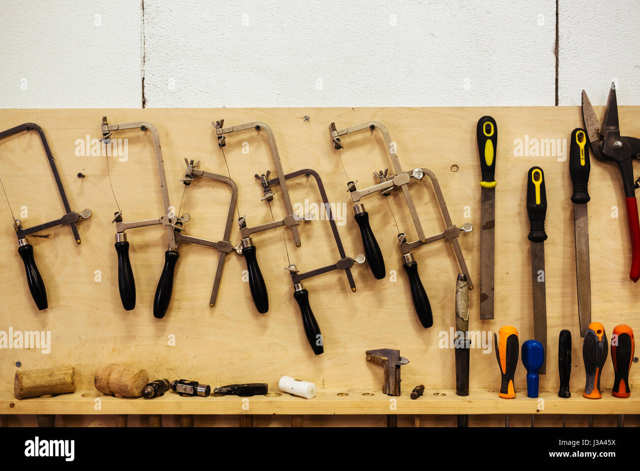 Werkzeuge für die Holzbearbeitung in Workshop Studio Stockfoto