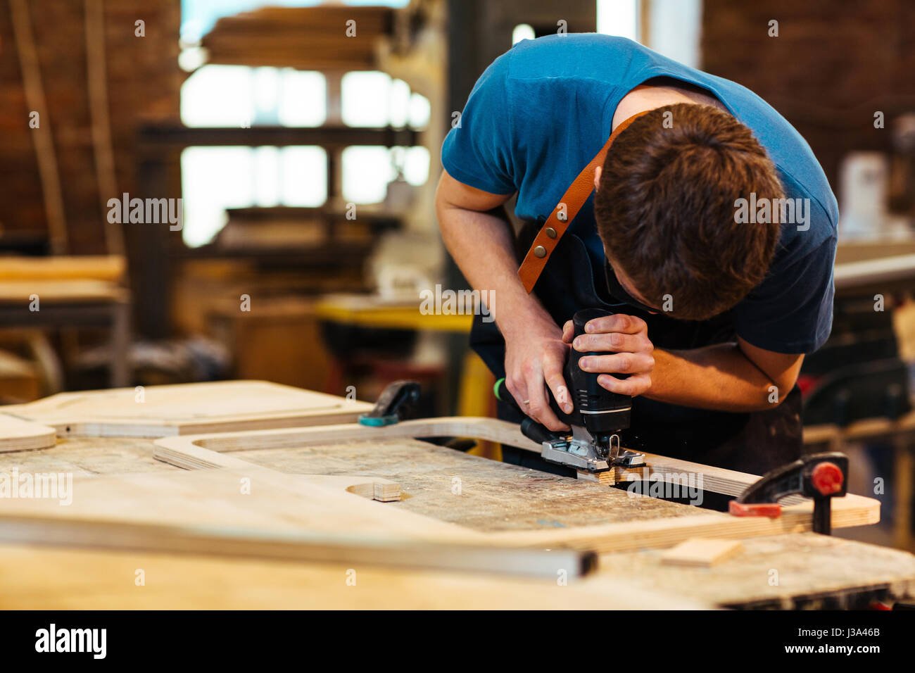 Tischler machen Holzmöbel im Shop Stockfoto