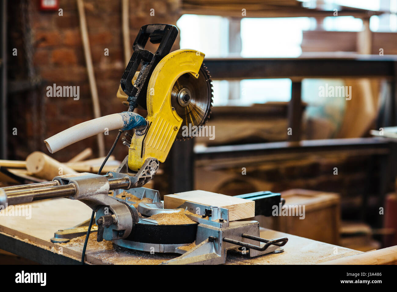 Schneiden von Holz Maschine in Tischler Studio Stockfoto