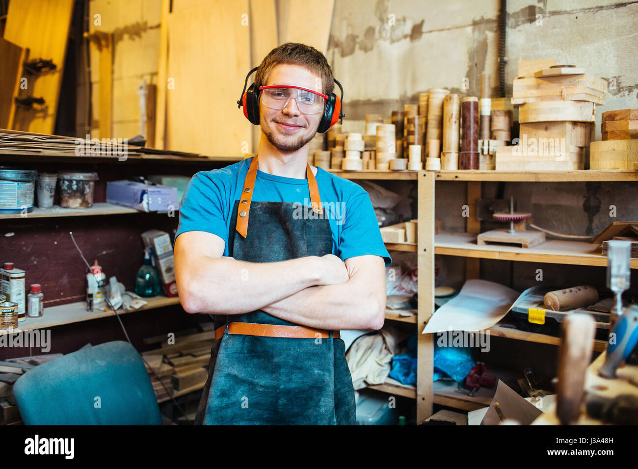 Handwerker in Schreinerwerkstätten Studio lächelnd Stockfoto