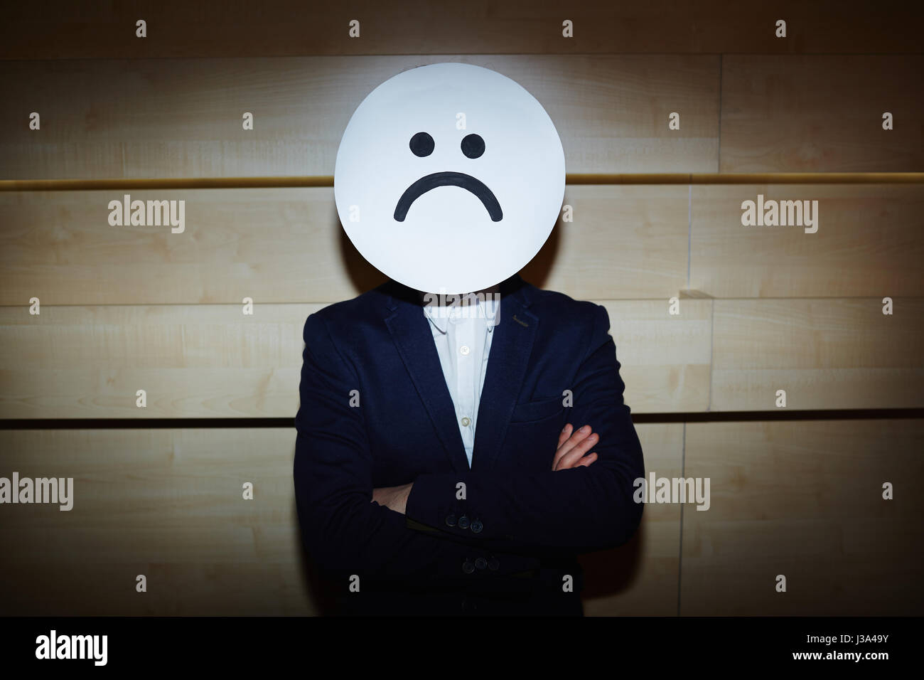 Geschäftsmann in traurige Maske Stockfoto