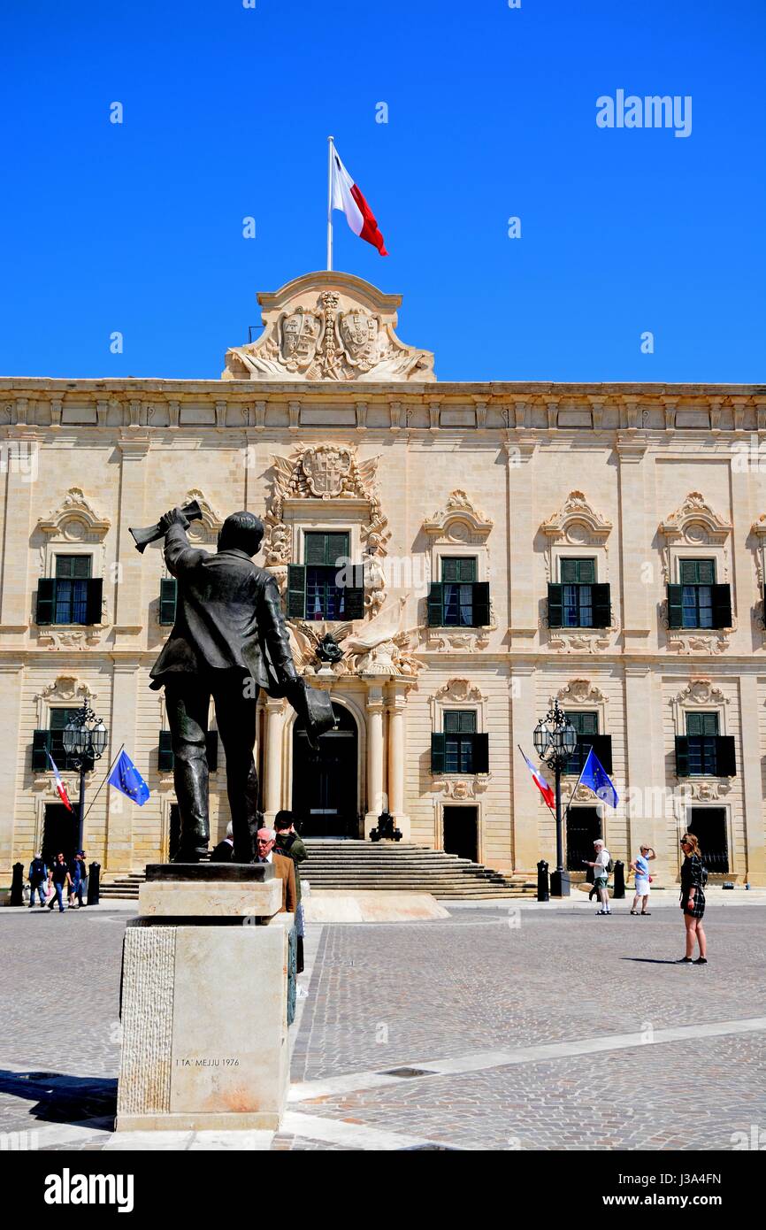 Statue von Manuel Dimech in Castille Square mit der Auberge de Castille (Büro des Premierministers) nach hinten, Valletta, Malta, Europa. Stockfoto