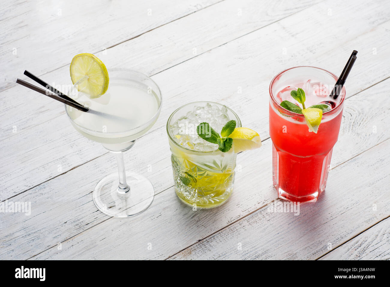 Bunte Cocktails festgelegt. Mojito, Margarita, rote Alkohol cocktail auf Holztisch hautnah. Stockfoto