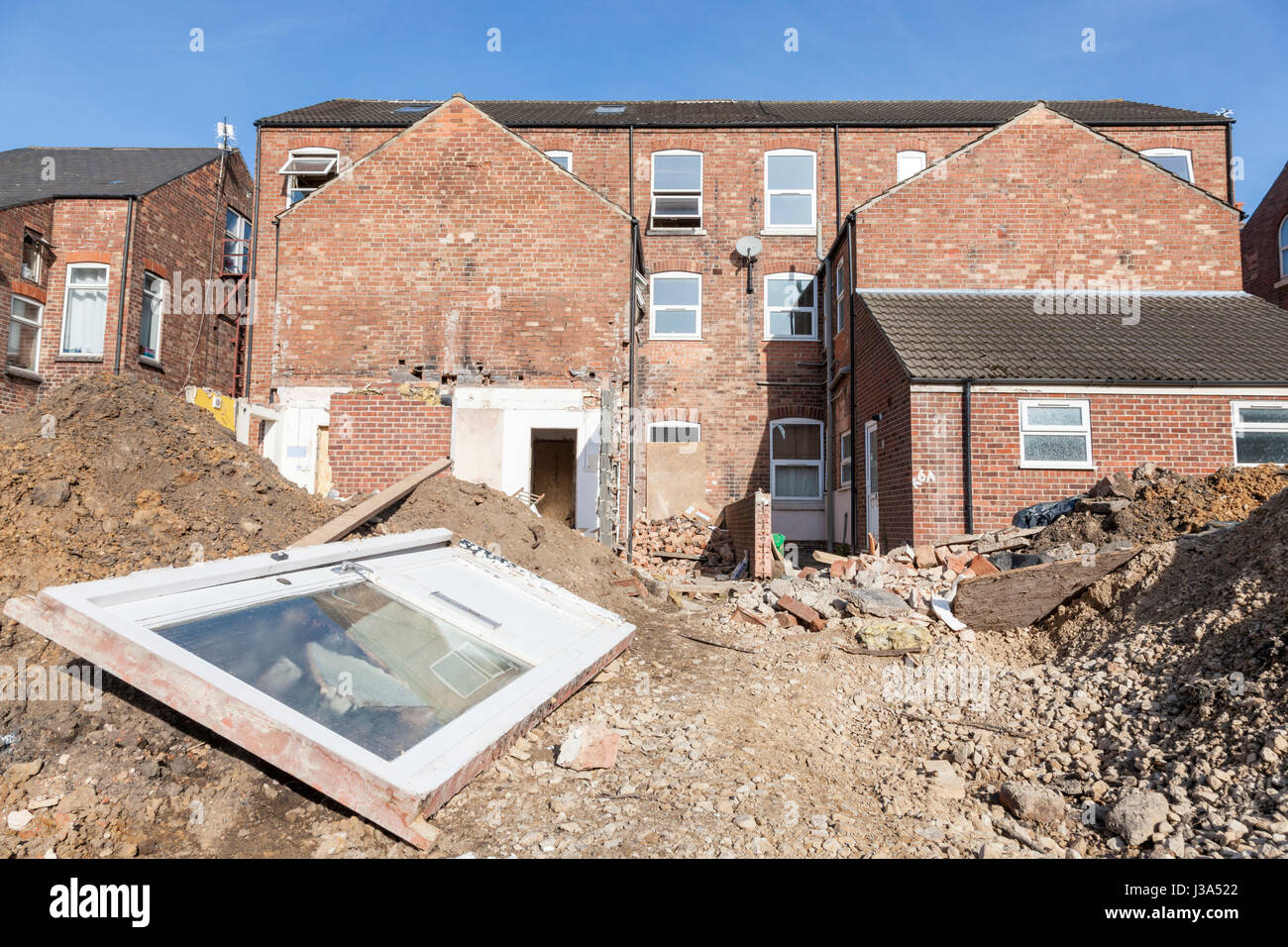 Sanierung alter Häuser. Baustelle mit Haus für Renovierungsarbeiten an alten Reihenhäusern, Nottinghamshire, England, Großbritannien Stockfoto
