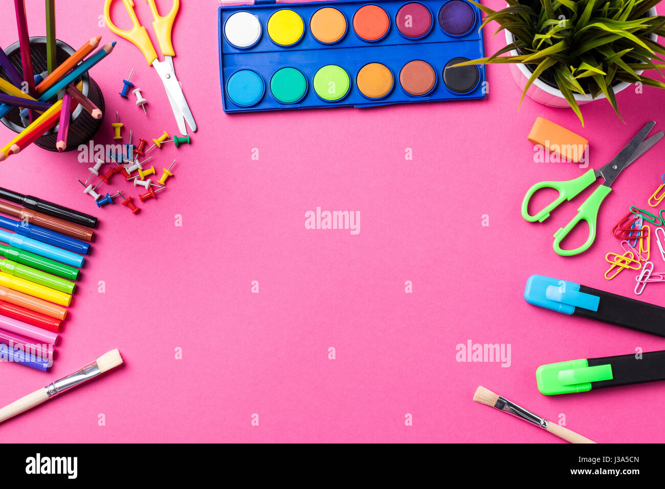 Schule oder Künstlerbedarf auf rosa Hintergrund Stockfoto