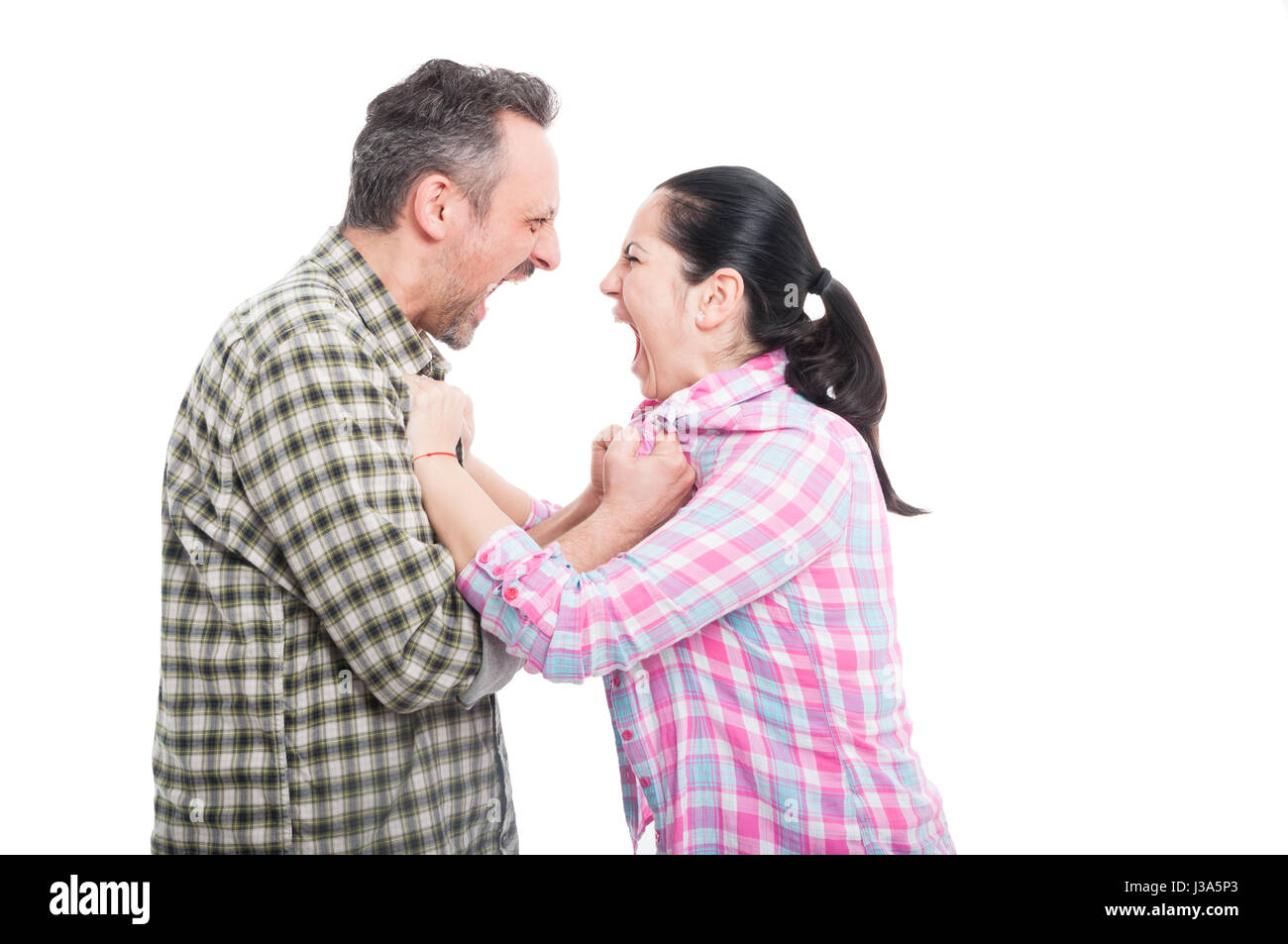 Paare, die eine schreiende kämpfen und Meinungsverschiedenheiten suchen mad isoliert auf weiss Stockfoto