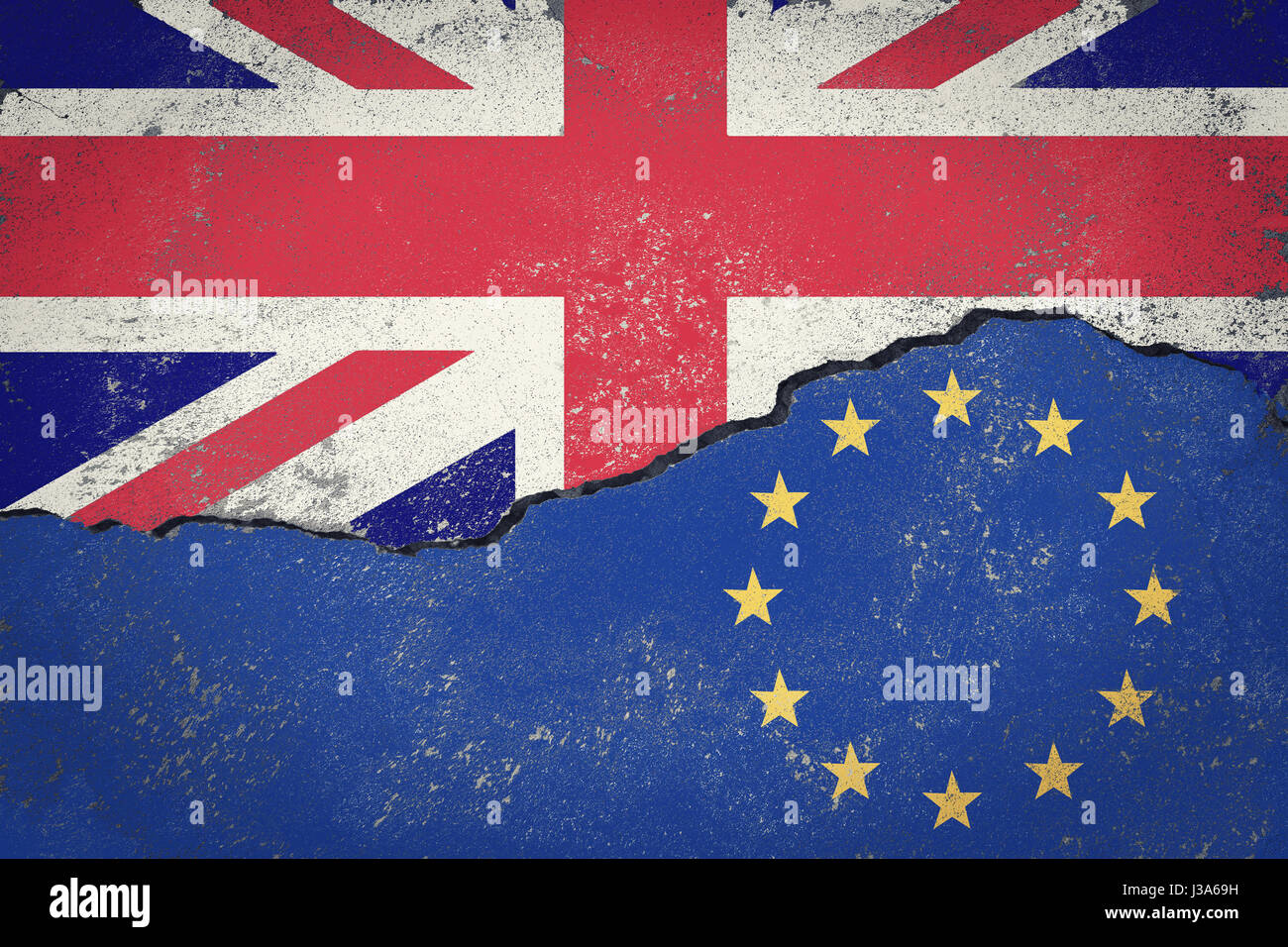 Brexit blaue Flagge der Europäischen Union EU an gebrochenen Wand und halbe Großbritannien Flagge Stimmen für Großbritannien Ausfahrt Konzept Stockfoto