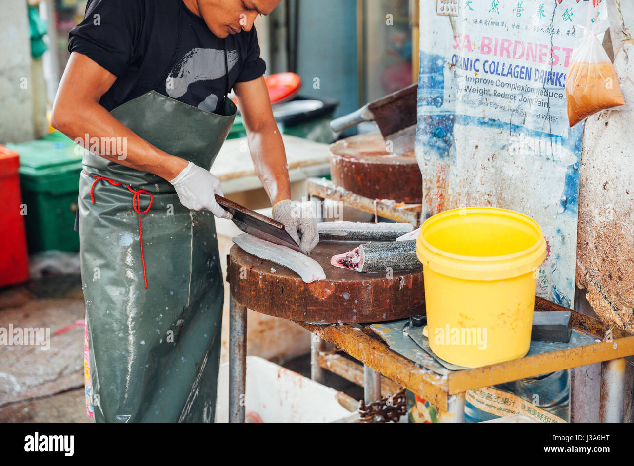 GEORGE TOWN, MALAYSIA - März 23: Mann bereiten die Fische zum Verkauf auf dem nassen Markt am 23. März 2016 in George Town, Malaysia. Stockfoto