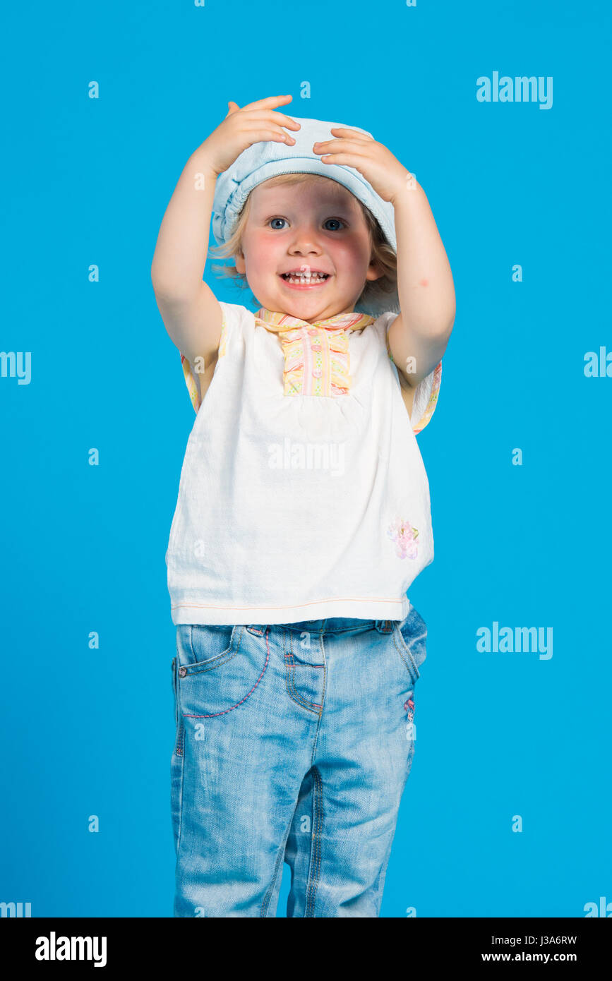 Portrait von schönen Mädchen vor blauem Hintergrund Stockfoto