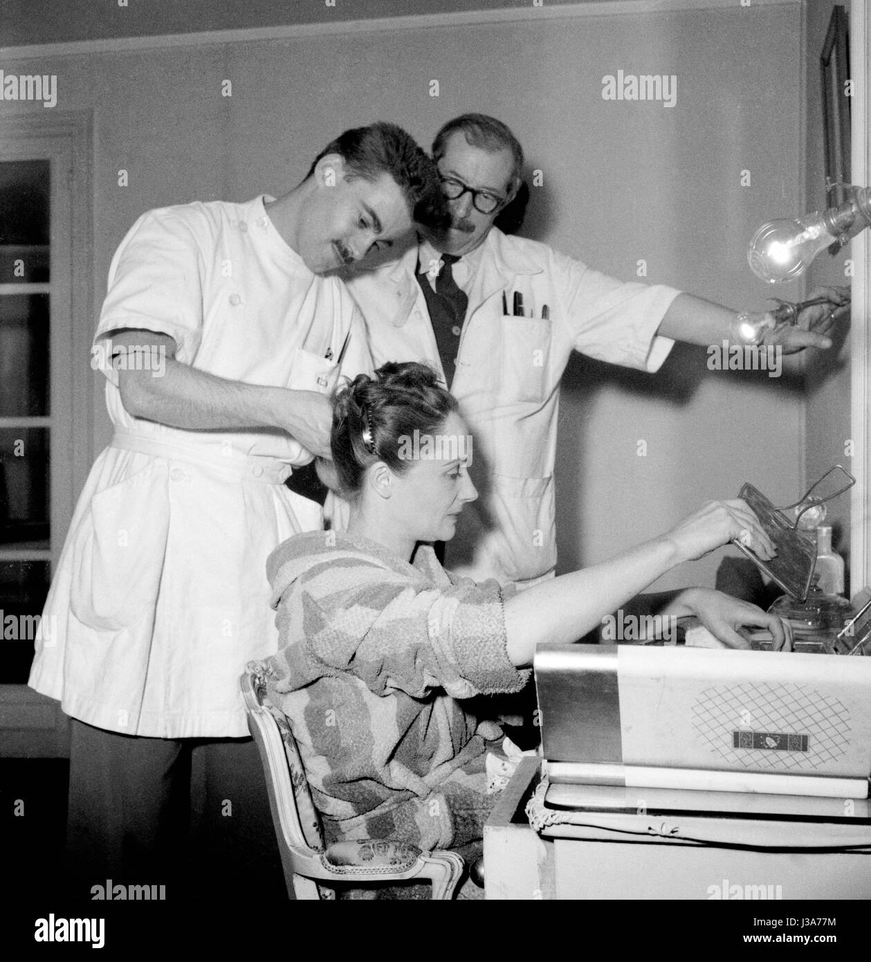 Gisèle Casadesus in ihrer Garderobe an der Comédie-Française in Paris im Jahre 1953.  Sie spielt die Rolle von Perrette in dem Stück "La Coupe Enchantée" von Jean De La Fontaine und Champmeslé. Stockfoto