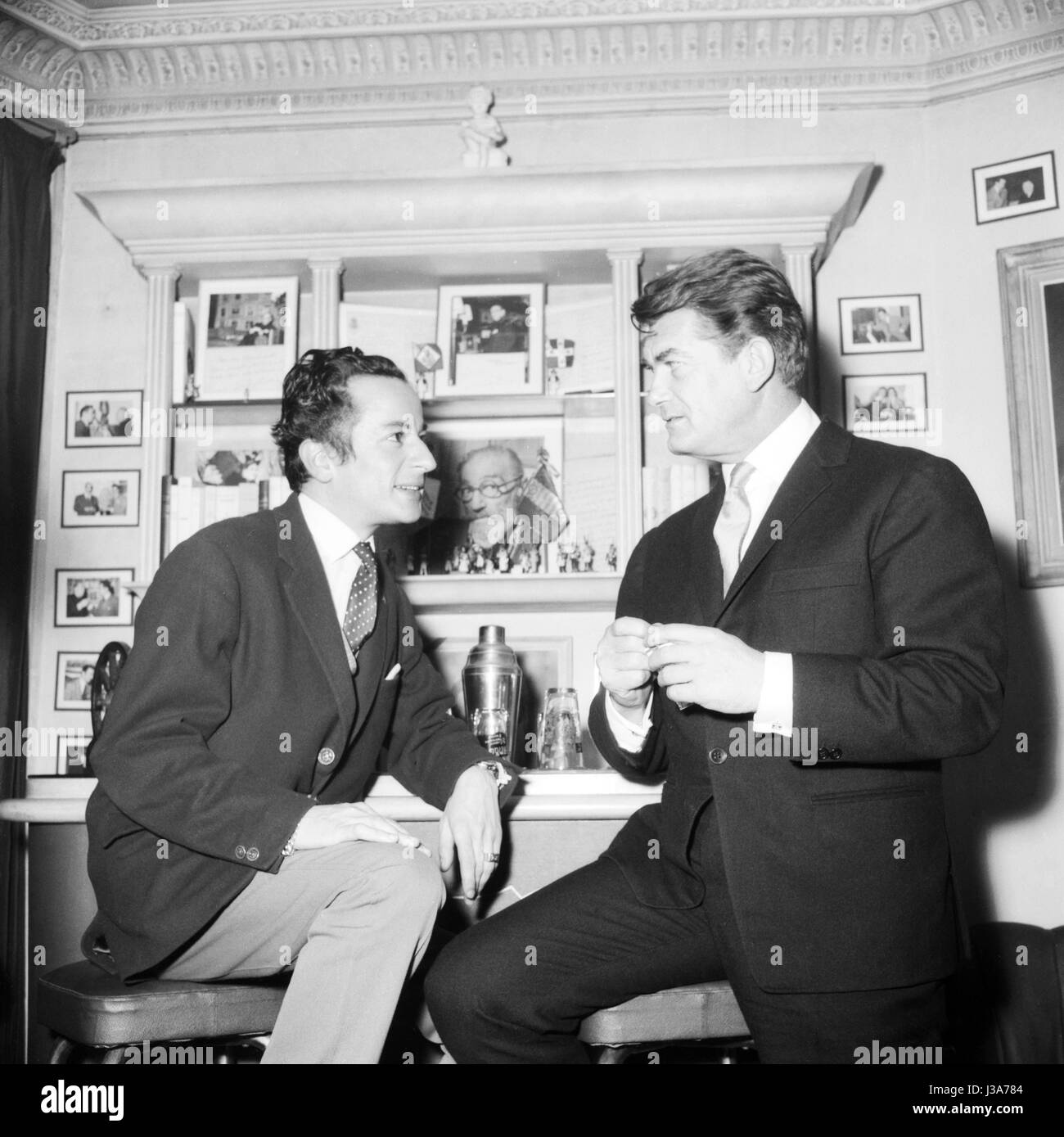 Der französische Fotograf Georges Rétif De La Bretonne und französischen Schauspieler Jean Marais in der Wohnung des Fotografen posieren. 1955 Foto wahrscheinlich von Raoul Rétif De La Bretonne, Vater von Georges. Stockfoto
