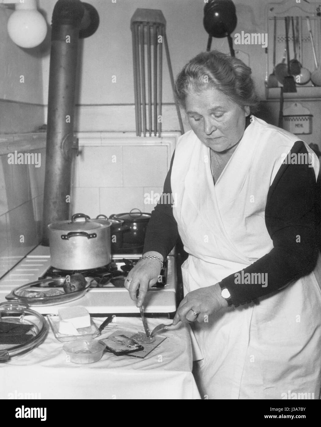 Frau in der Küche, 1955 Stockfoto