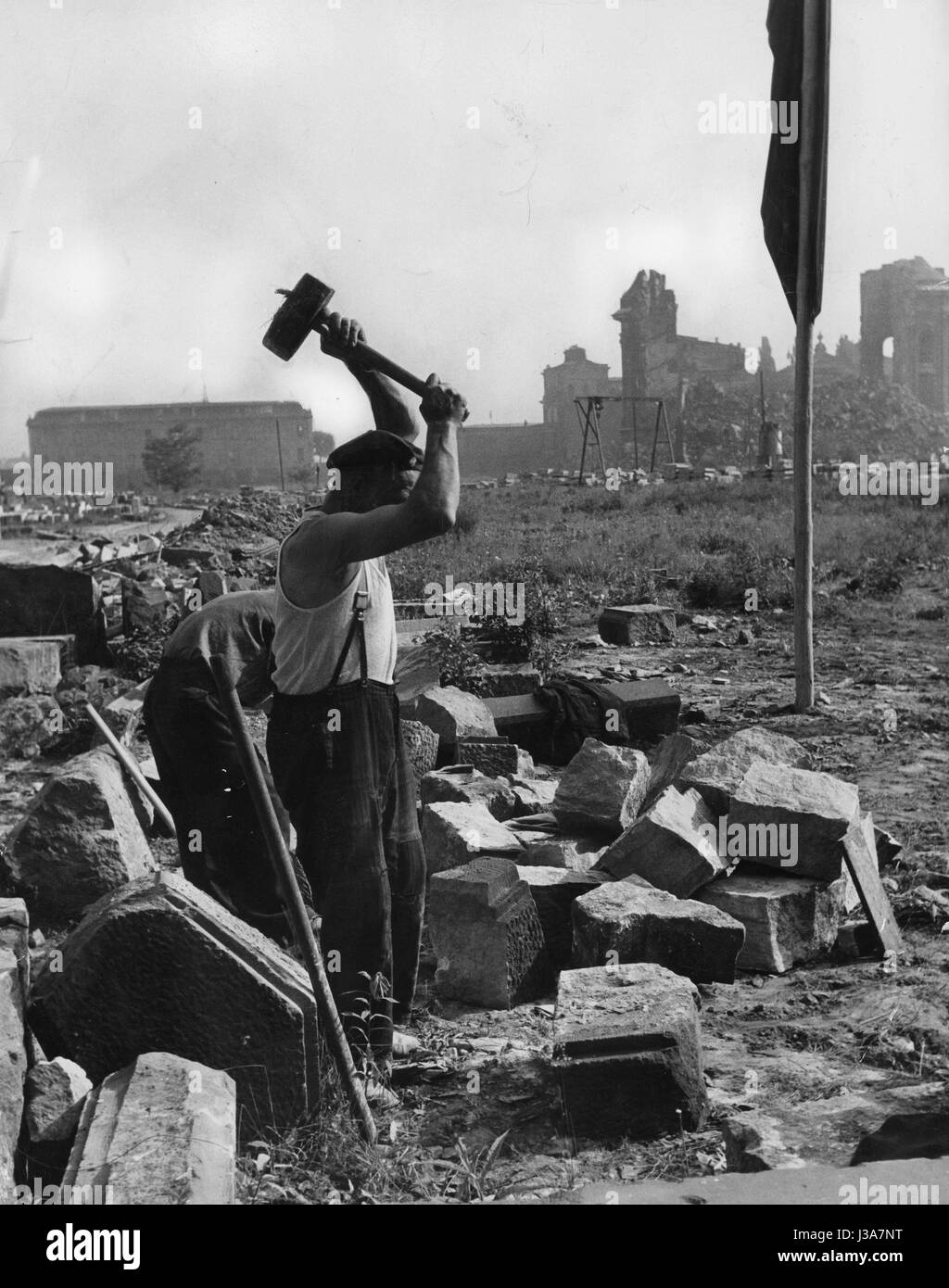 Arbeitnehmer zertrümmern eine Ziegelmauer 1956 Stockfoto