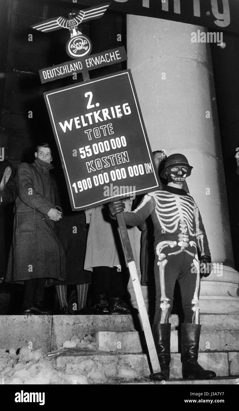 Deutsche Proteste gegen die Wiederbewaffnung, 1955 Stockfotografie - Alamy