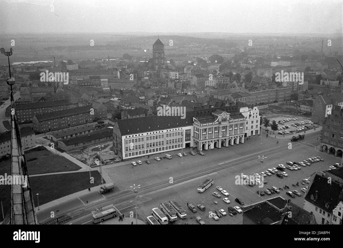 Das Rostocker Rathaus gesehen aus dem Turm der St. Marienkirche, 1963 Stockfoto