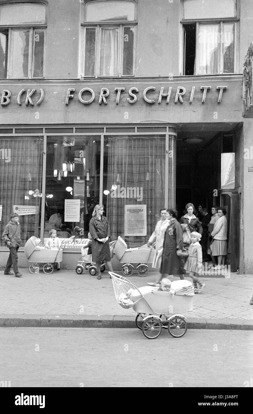 Straßenszene in Rostock, 1963 Stockfoto