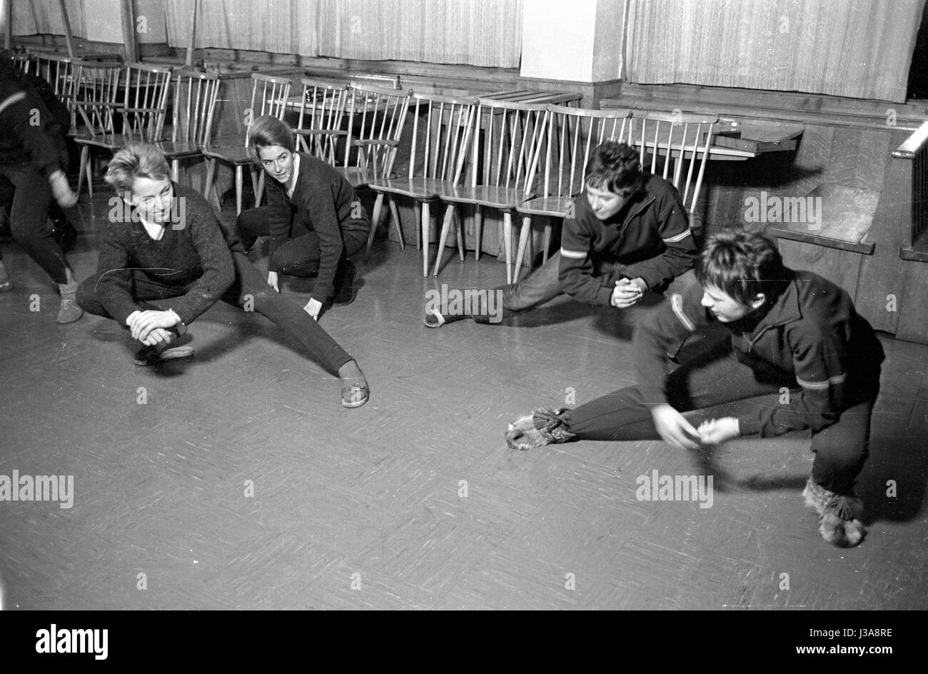 Skifahrer dabei trocken training, 1962 Stockfoto