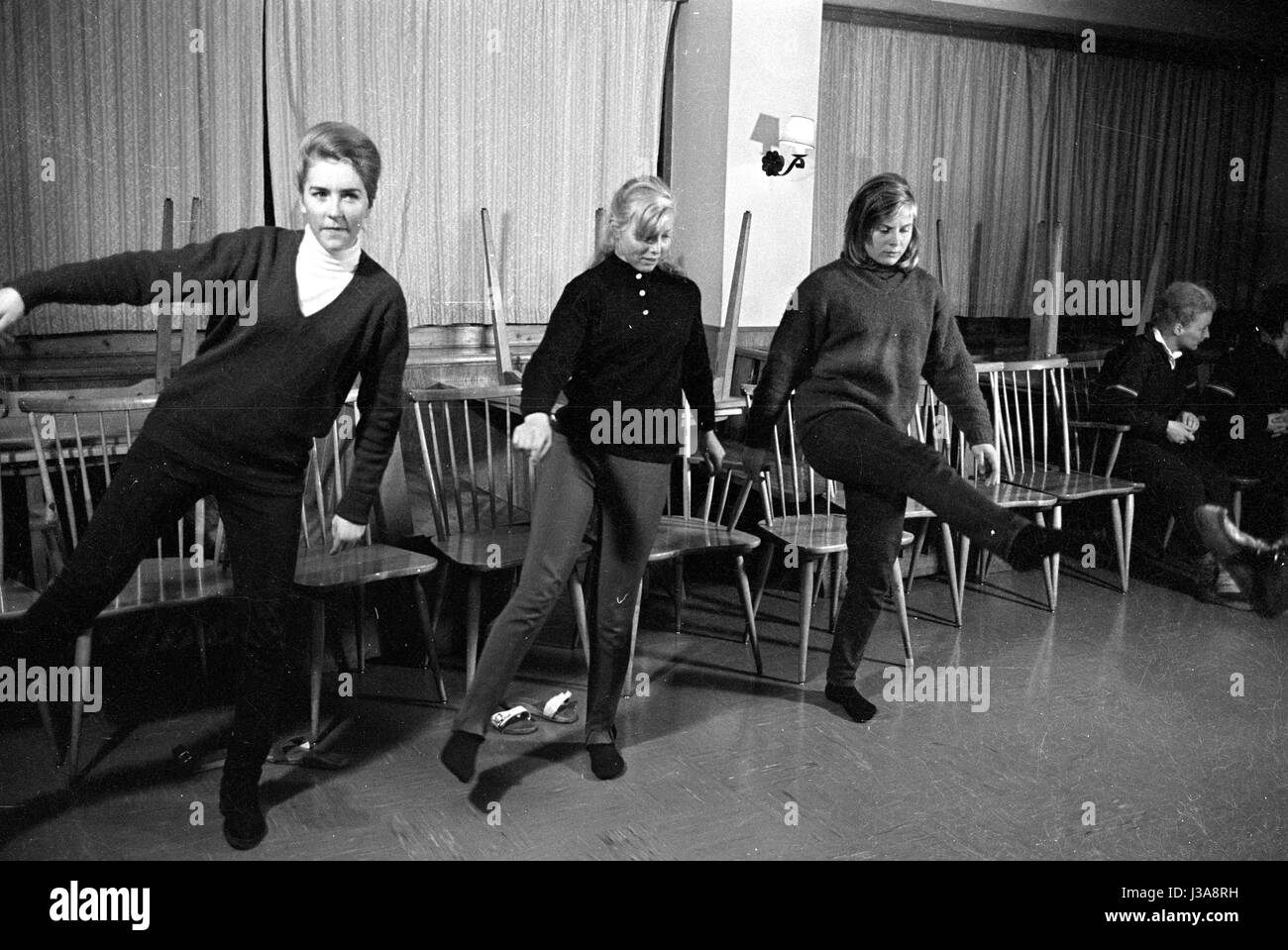 Skifahrer dabei trocken training, 1962 Stockfoto