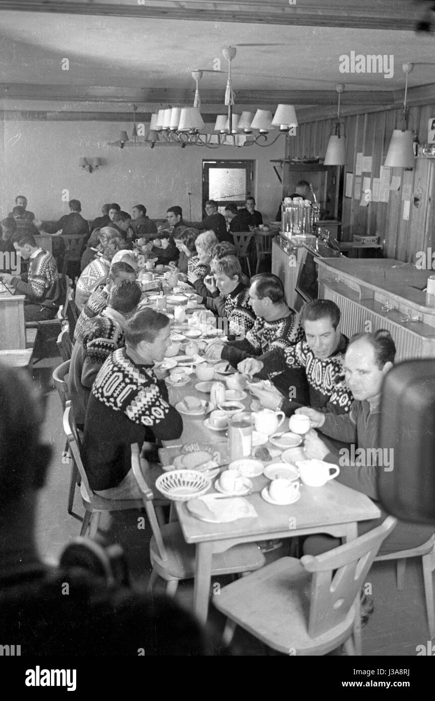 Skifahrer beim Mittagessen im Restaurant des Weißseehaus, 1962 Stockfoto