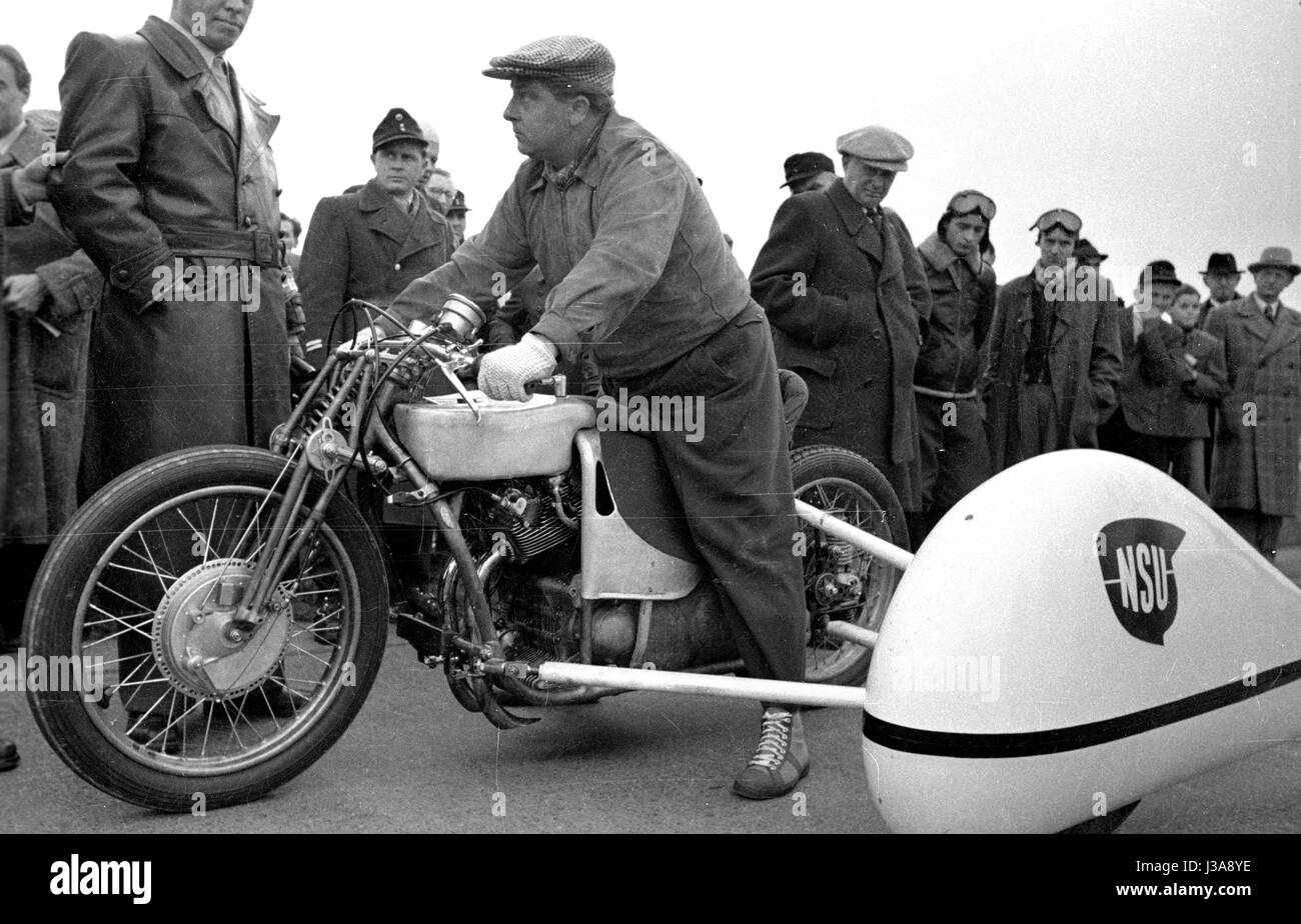 "Hermann Böhm auf der NSU '' Delphin III'', 1951" Stockfoto