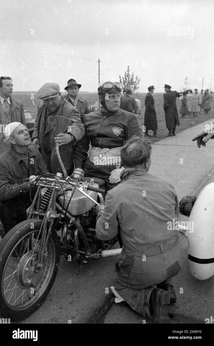 "Hermann Böhm auf der NSU '' Delphin III'', 1951" Stockfoto