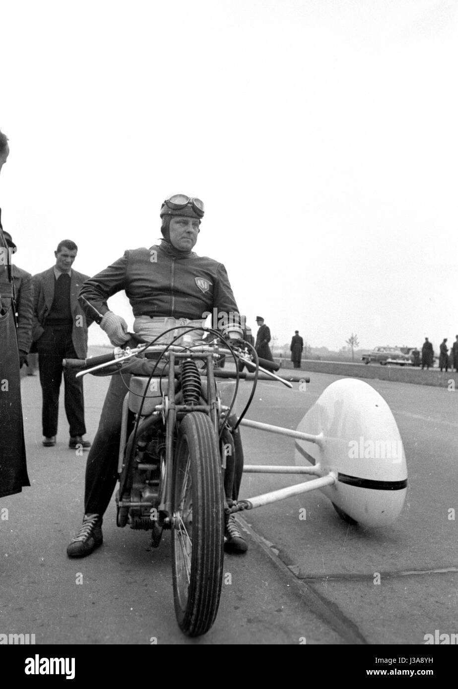 "Hermann Böhm auf der NSU '' Delphin III'', 1951" Stockfoto